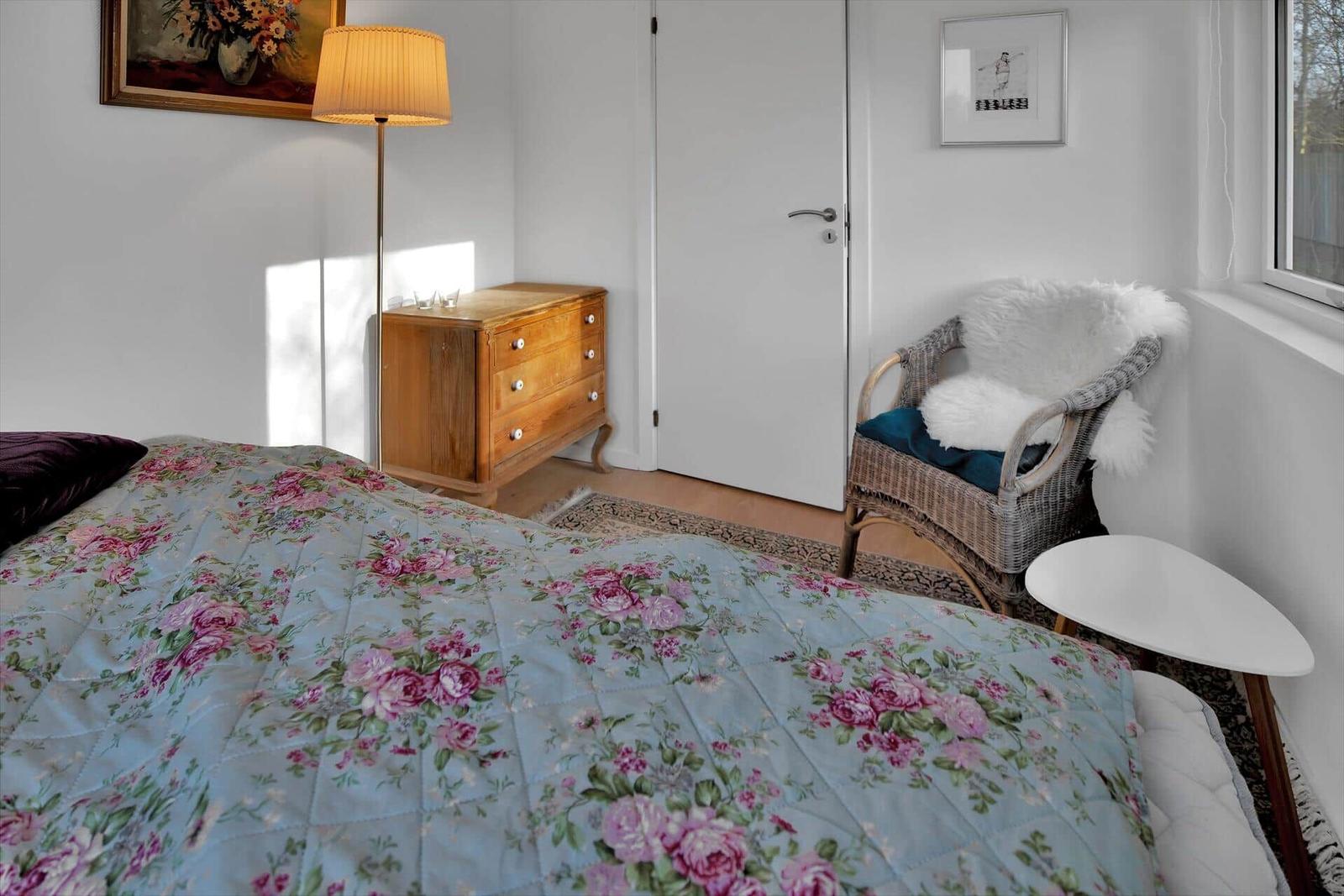 Dieses Apartment hat drei Schlafzimmer, eine Küche und ein Bad mit Dusche.
