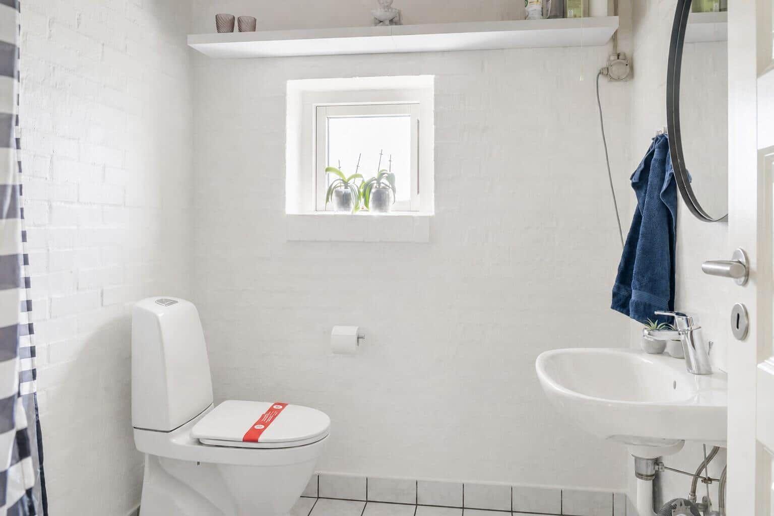 Wohnung mit drei Schlafzimmern, Küche und überdachter Terrasse.