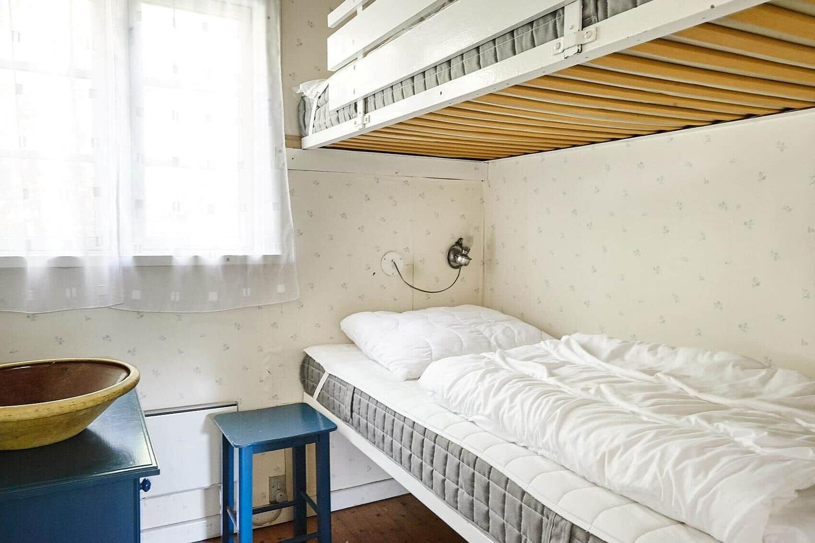 Wohnung mit Küche, Schlafzimmer und Bad. Großer Wohnbereich und drei Schlafzimmer.