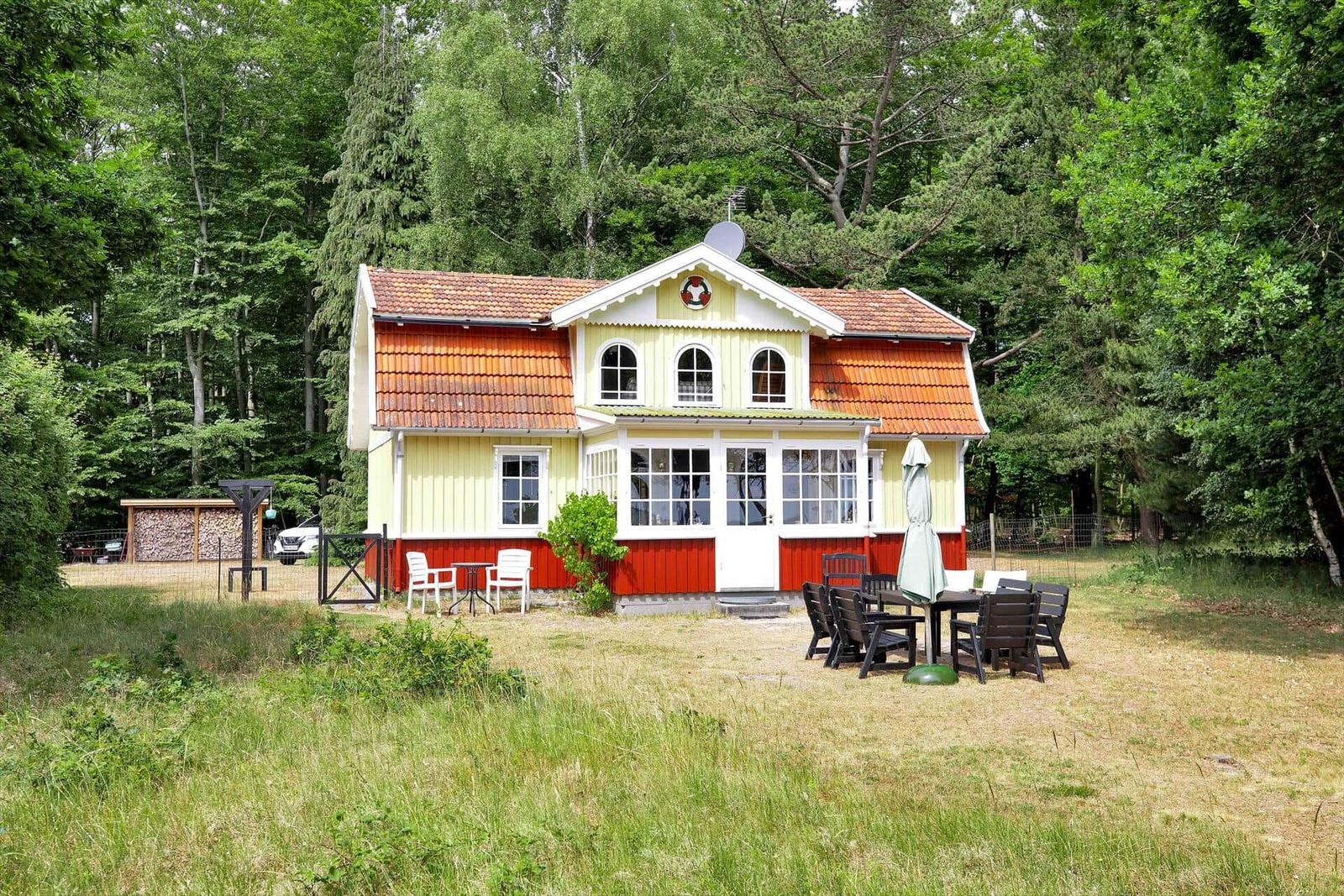 Badezimmer mit Dusche, Waschbecken und Toilette. Duschvorhang mit Waldmotiv.