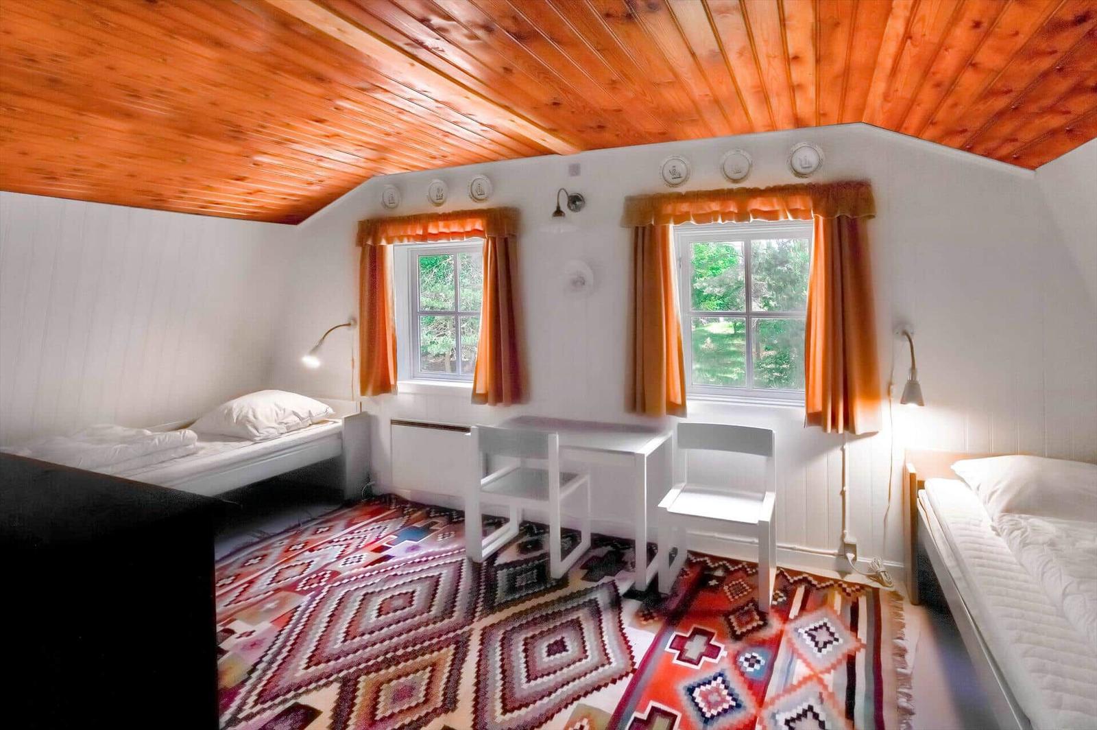Erdgeschoss mit Schlafzimmer, Wohnbereich und Bad. Treppenhaus zur oberen Etage.