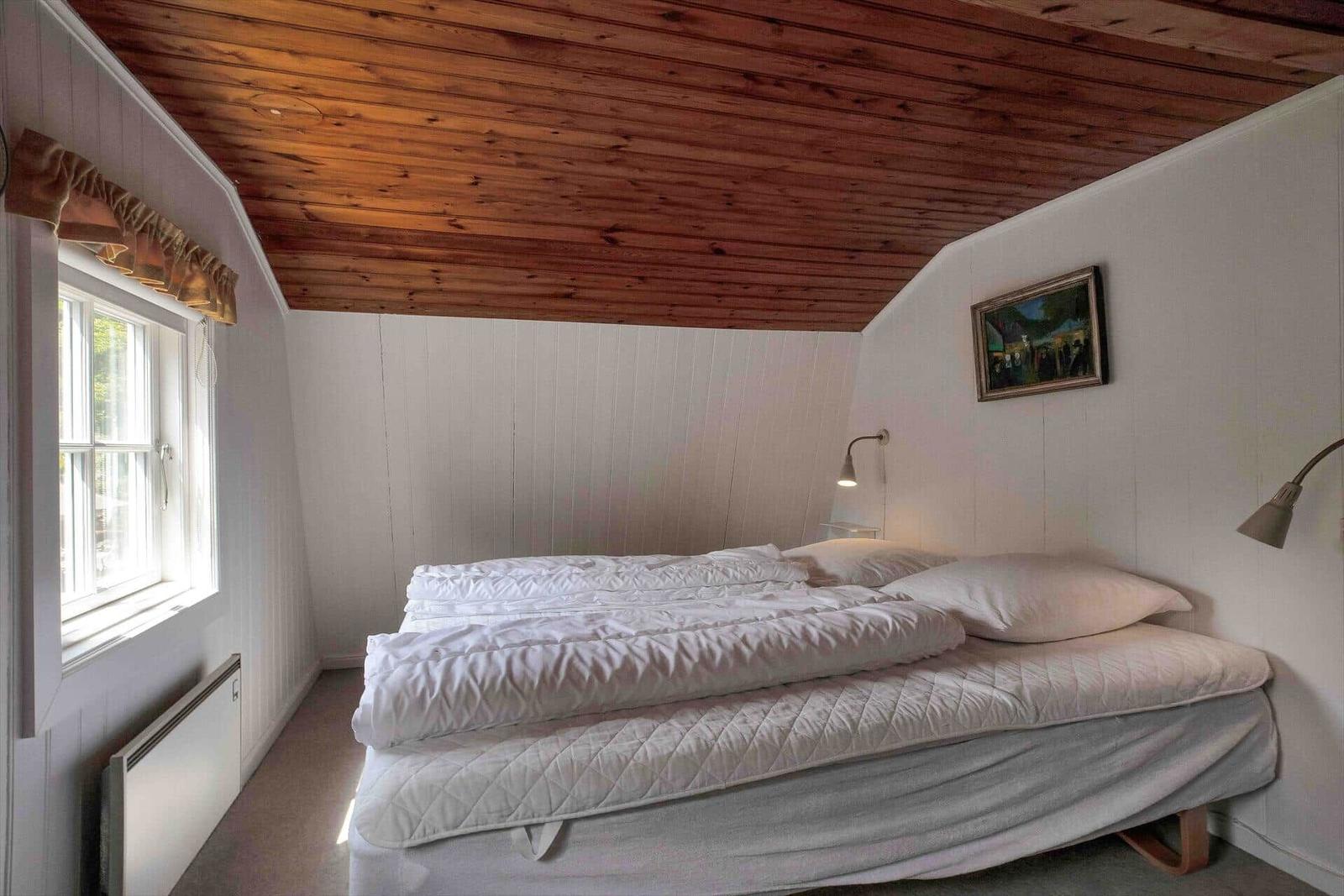 Haus mit Holztreppe, weißen Türen und Holzboden. Blaue Porzellanplatte an der Wand.