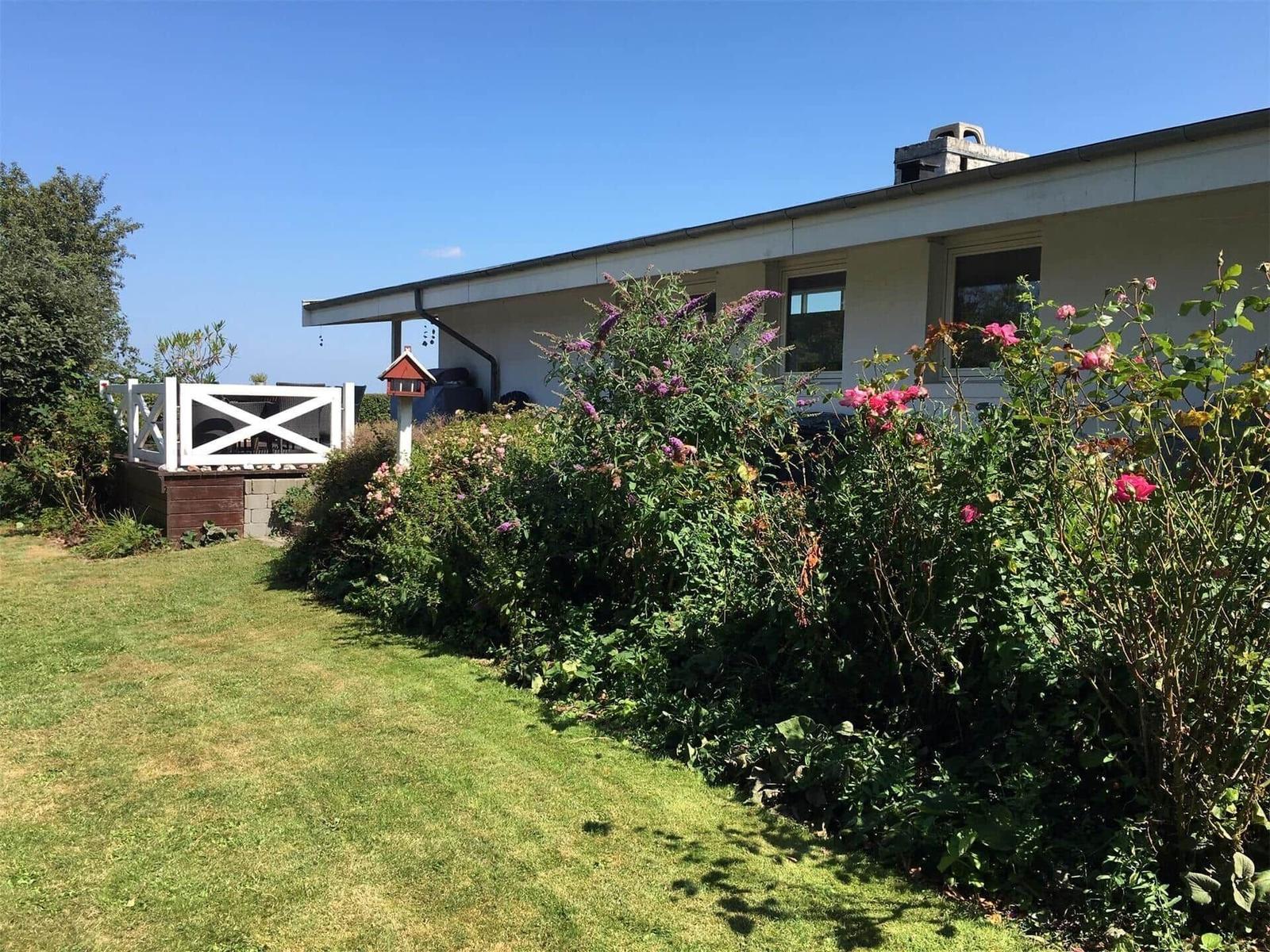 Plan zeigt Wohnfläche mit Küche, Schlafzimmer und Bad.