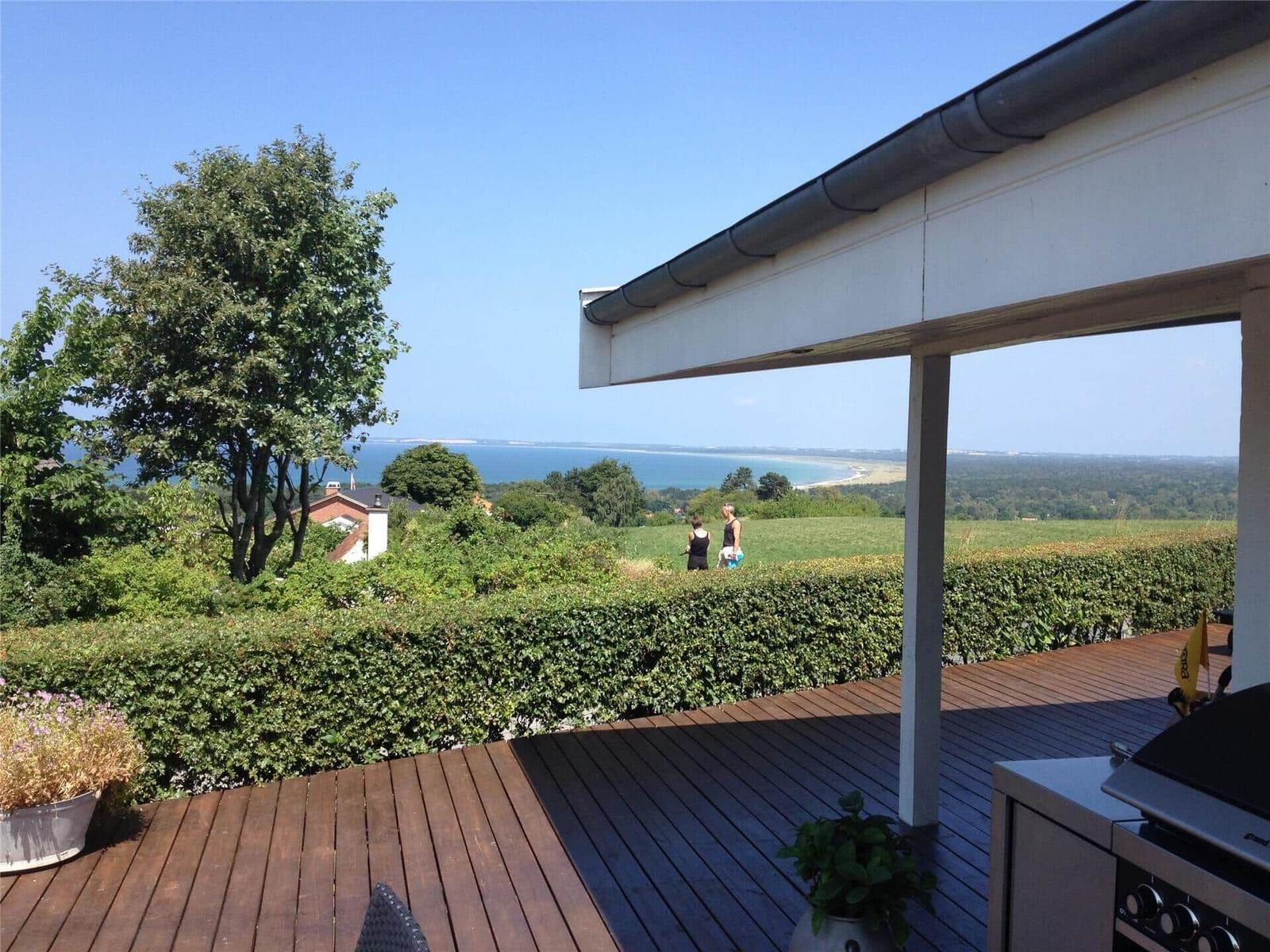 Küche mit Holzoberflächen und Blick in das Esszimmer