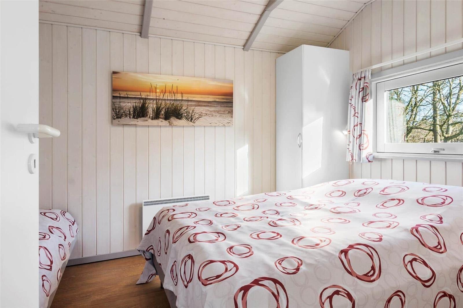 Roter Tisch mit dänischer Flagge, Salz- und Pfeffermühle sowie Blumen in Holztopf.