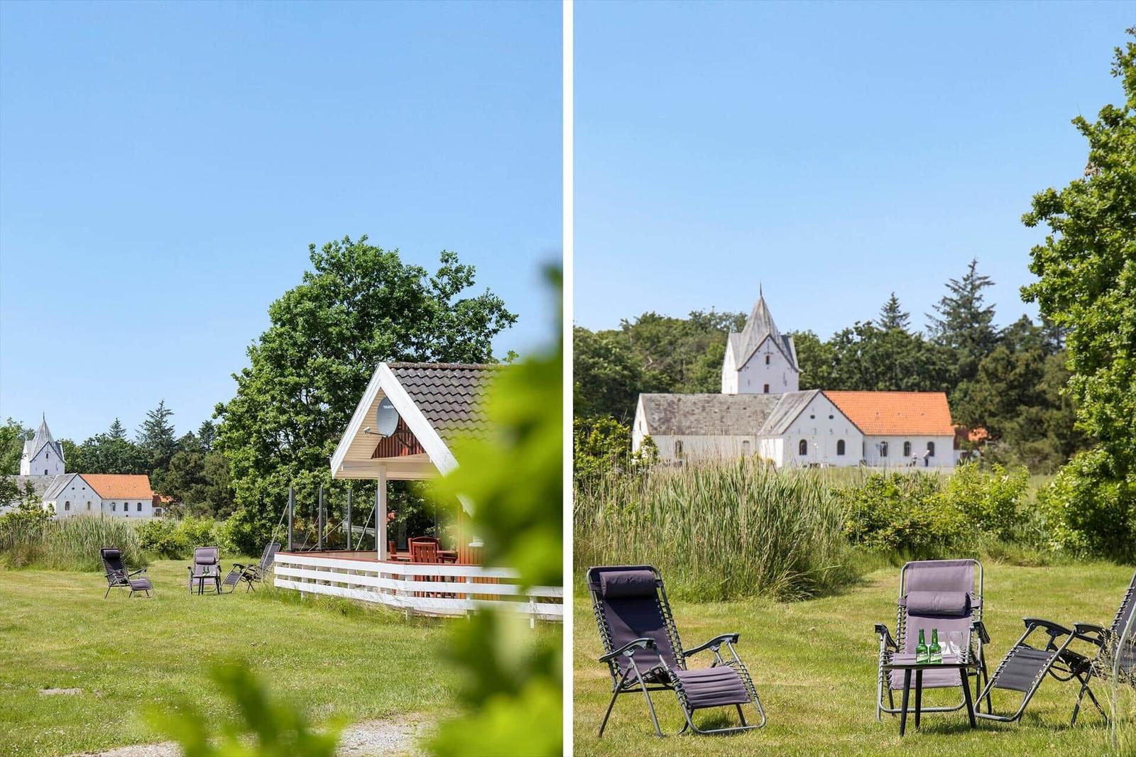 Esszimmer mit Tisch, Stühlen, Fernseher und Blick auf Außenbereich.