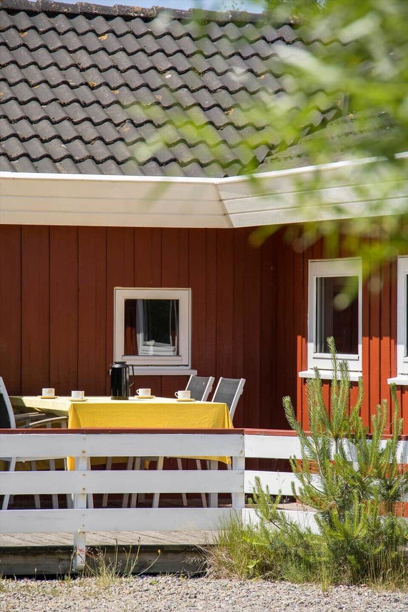 Schlafzimmer mit Bett, Fenster und weißen Wänden.