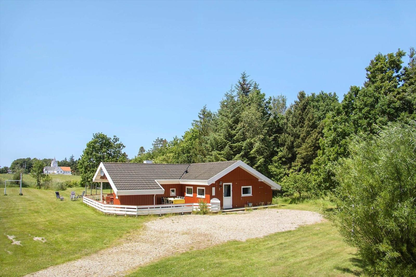 Badezimmer mit Dusche, Badewanne und Sauna