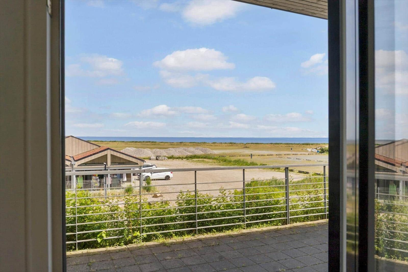 Terrasse mit Blick auf Markt mit Fahnen und Geschäften