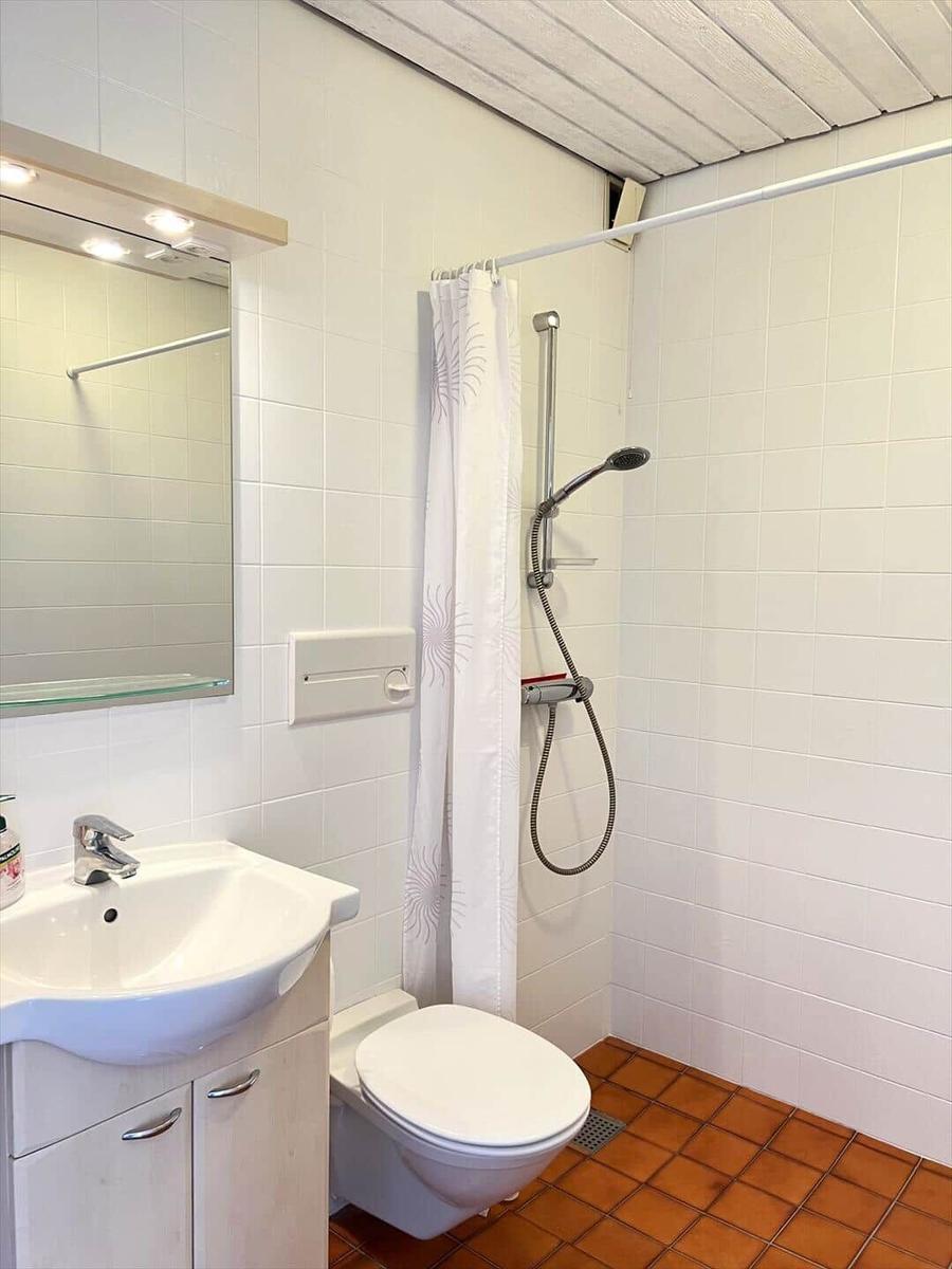 Wohnung mit Küche, Bad und Schlafzimmer mit zwei Betten.