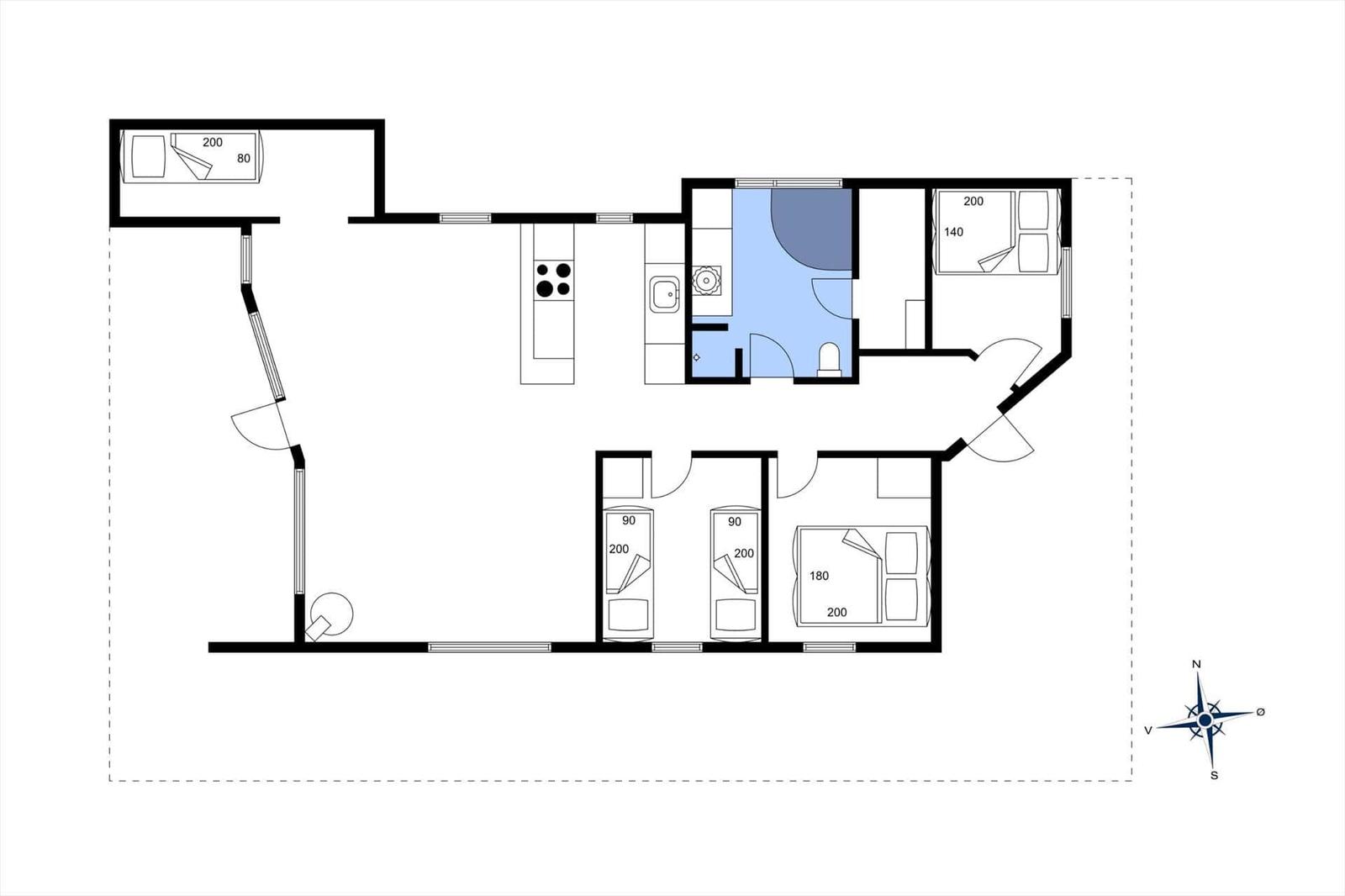 Schlafbereich mit Bett und Holzwand, getrennt durch einen Vorhang. Im Vordergrund Tisch und Stühle.