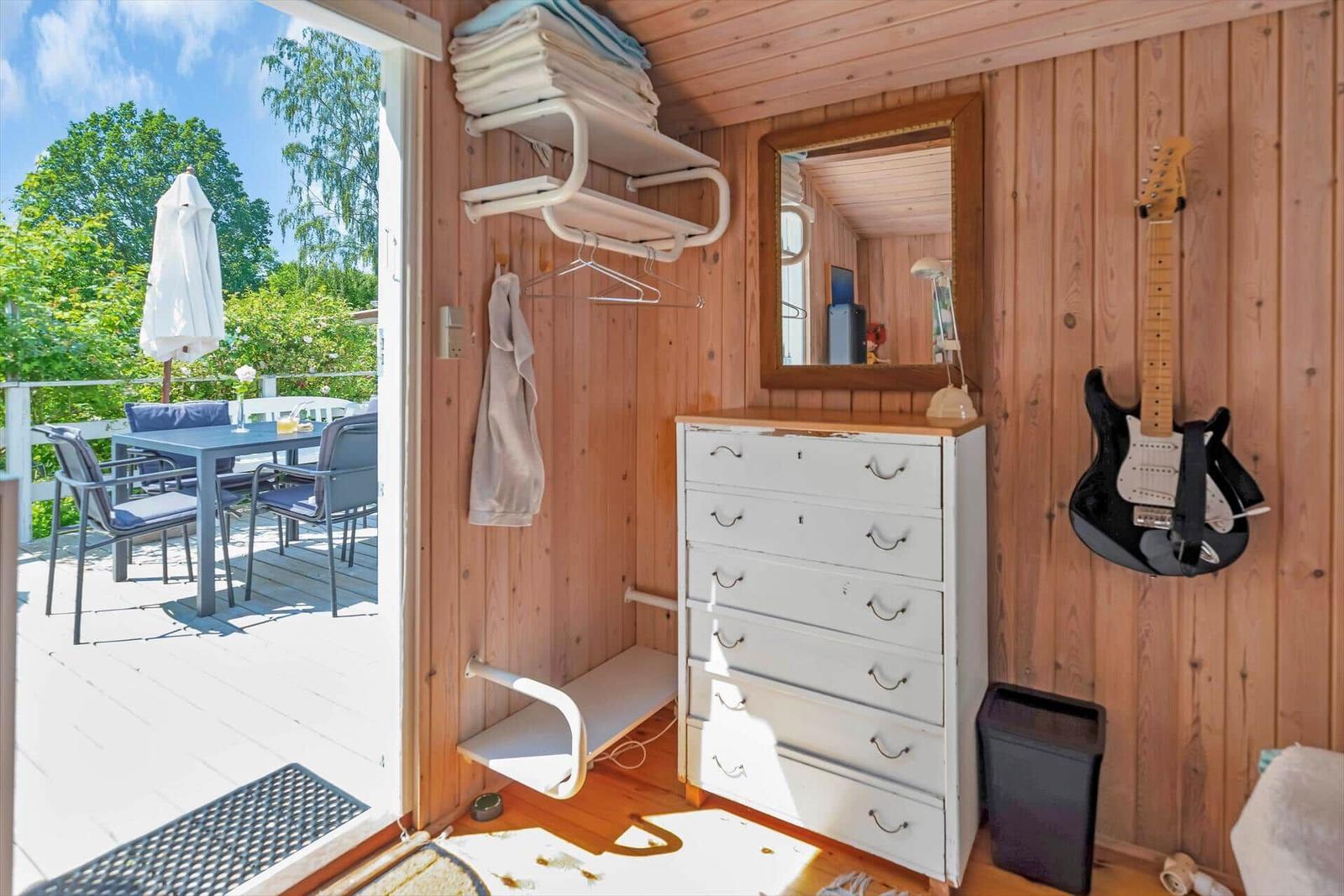 Terrasse mit Sitzbank, Pflanzen und Glasfront zur Wohnung.