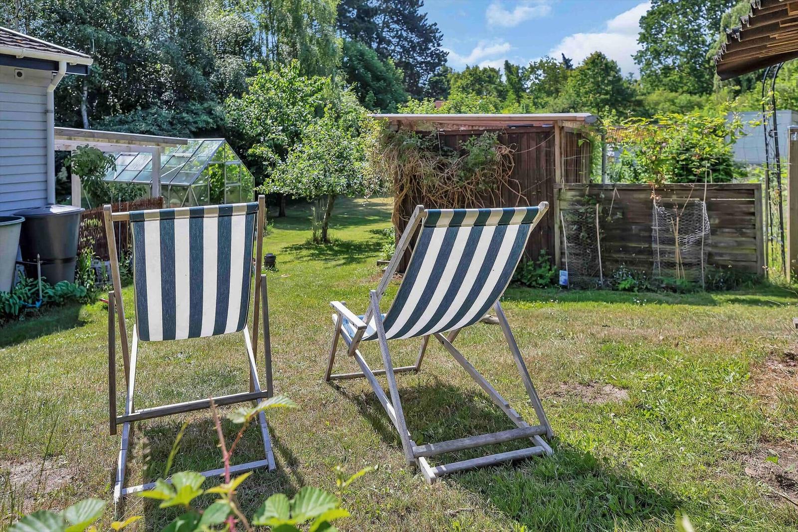 Badezimmer mit Dusche, Toilette, Waschmaschine und Fenster.