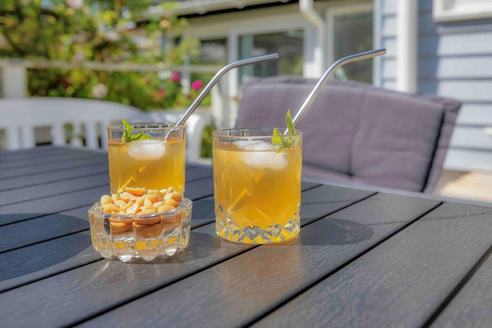 Schlafzimmer mit Schreibtisch, Bett und Blick auf Garten