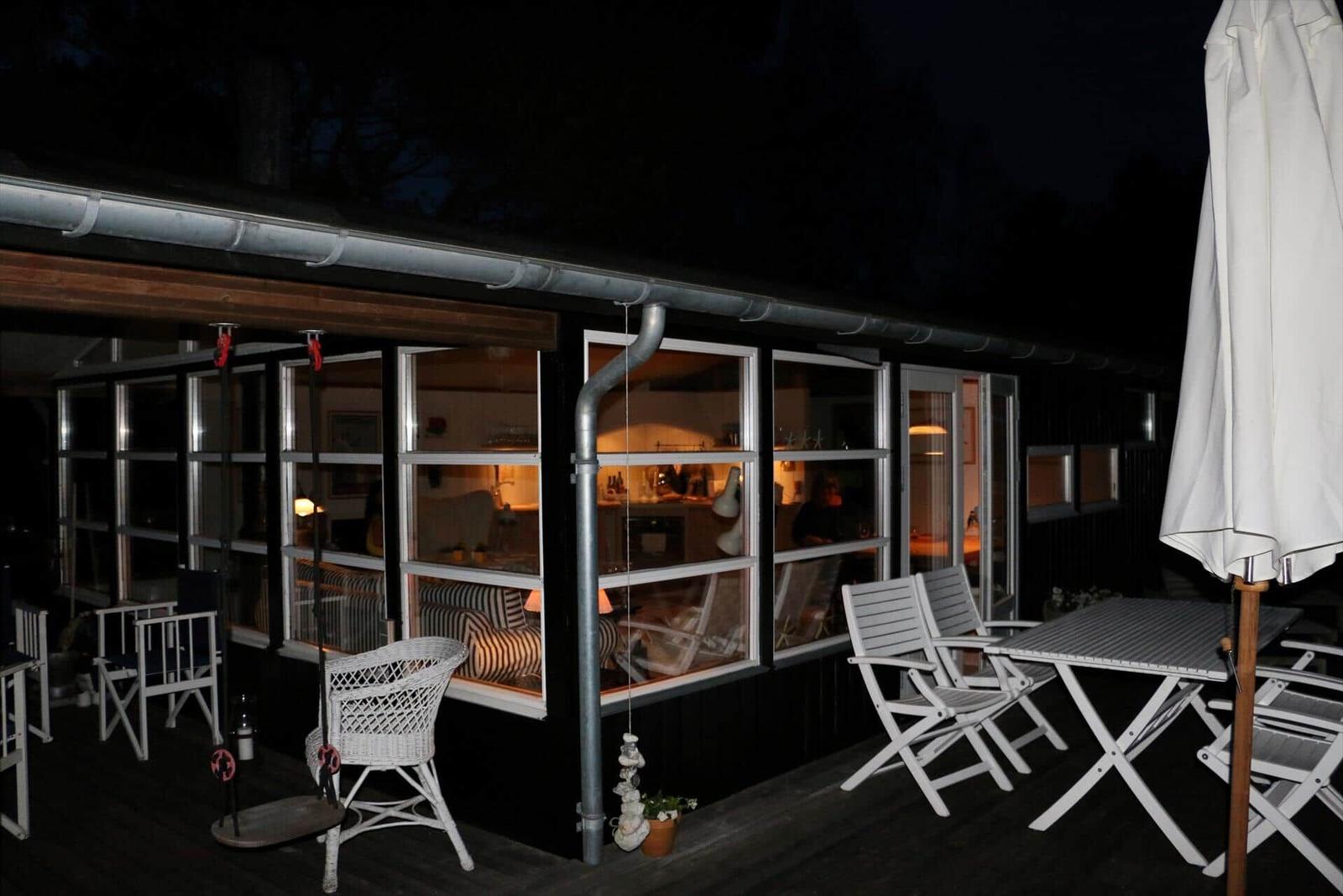 Zwei Betten, Fenster und Tür mit Blick auf Wald, Wandbild und Holzdecke.