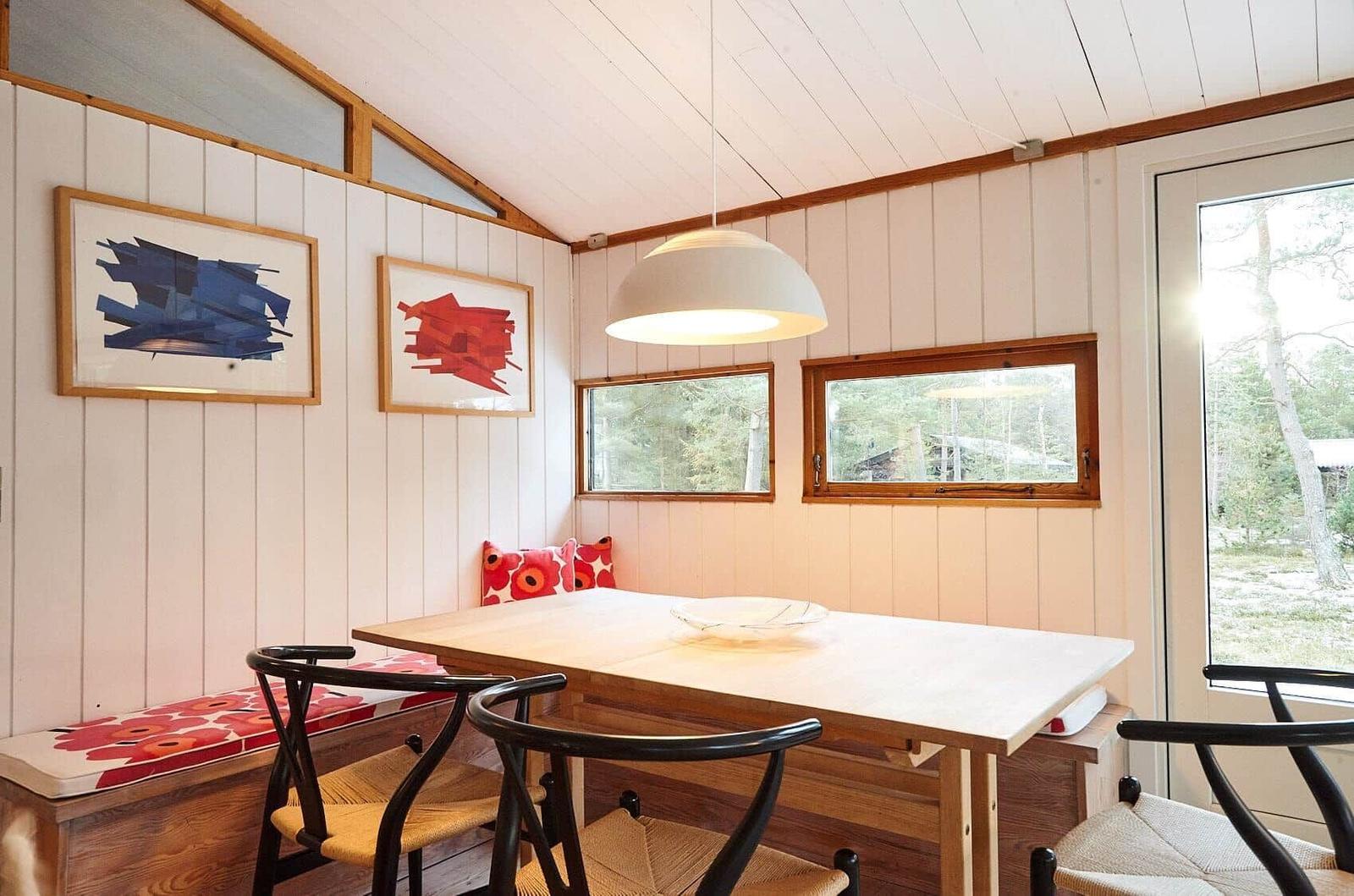 Die Wohnung hat zwei Schlafzimmer, eine Küche, ein Bad und eine Terrasse.