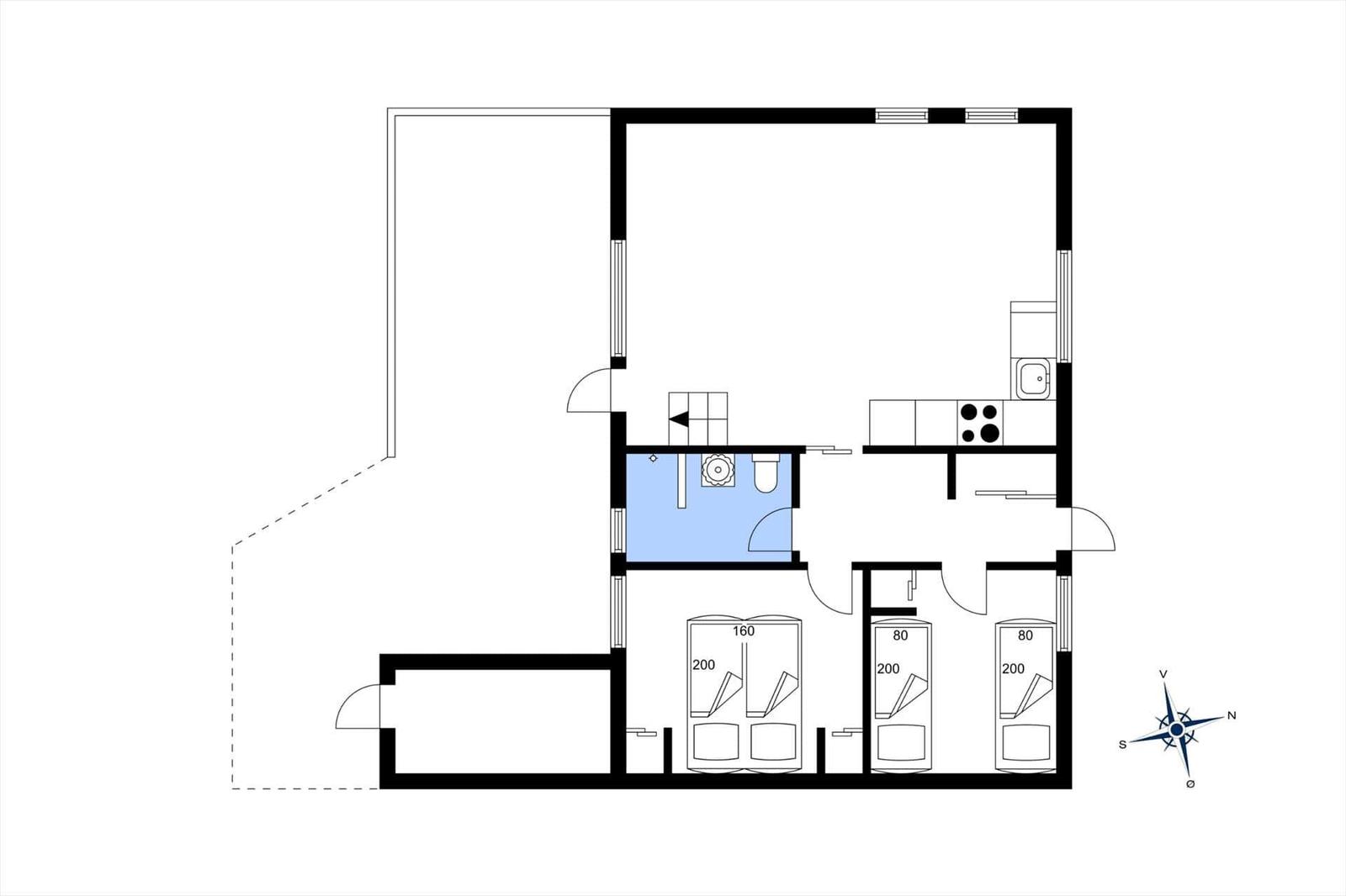 Übersichtsplan einer Wohnung mit Schlafbereich und Fenstern. Richtungsanzeige vorhanden.