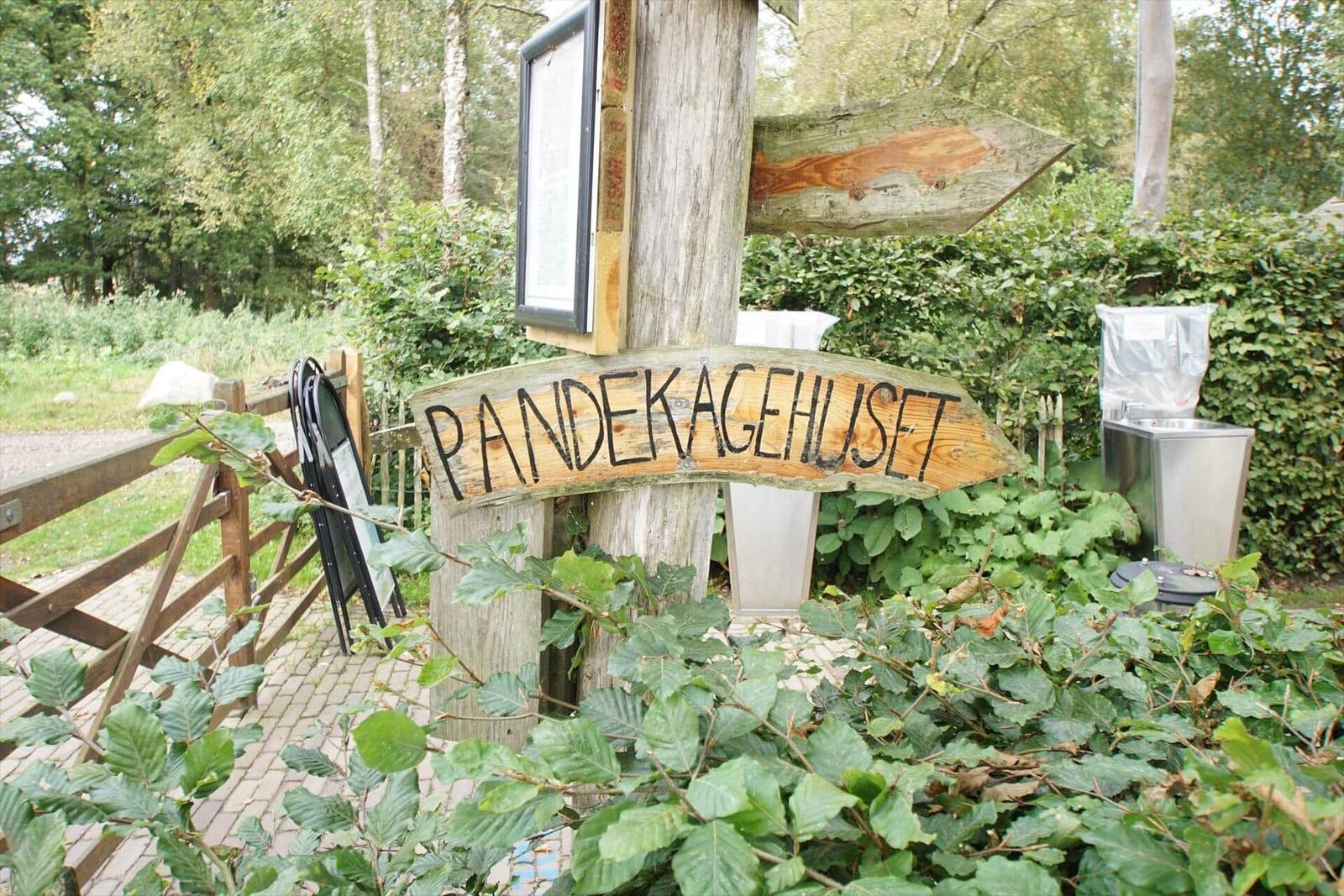 Dieses Apartment hat drei Schlafzimmer, eine Küche und zwei Badezimmer.