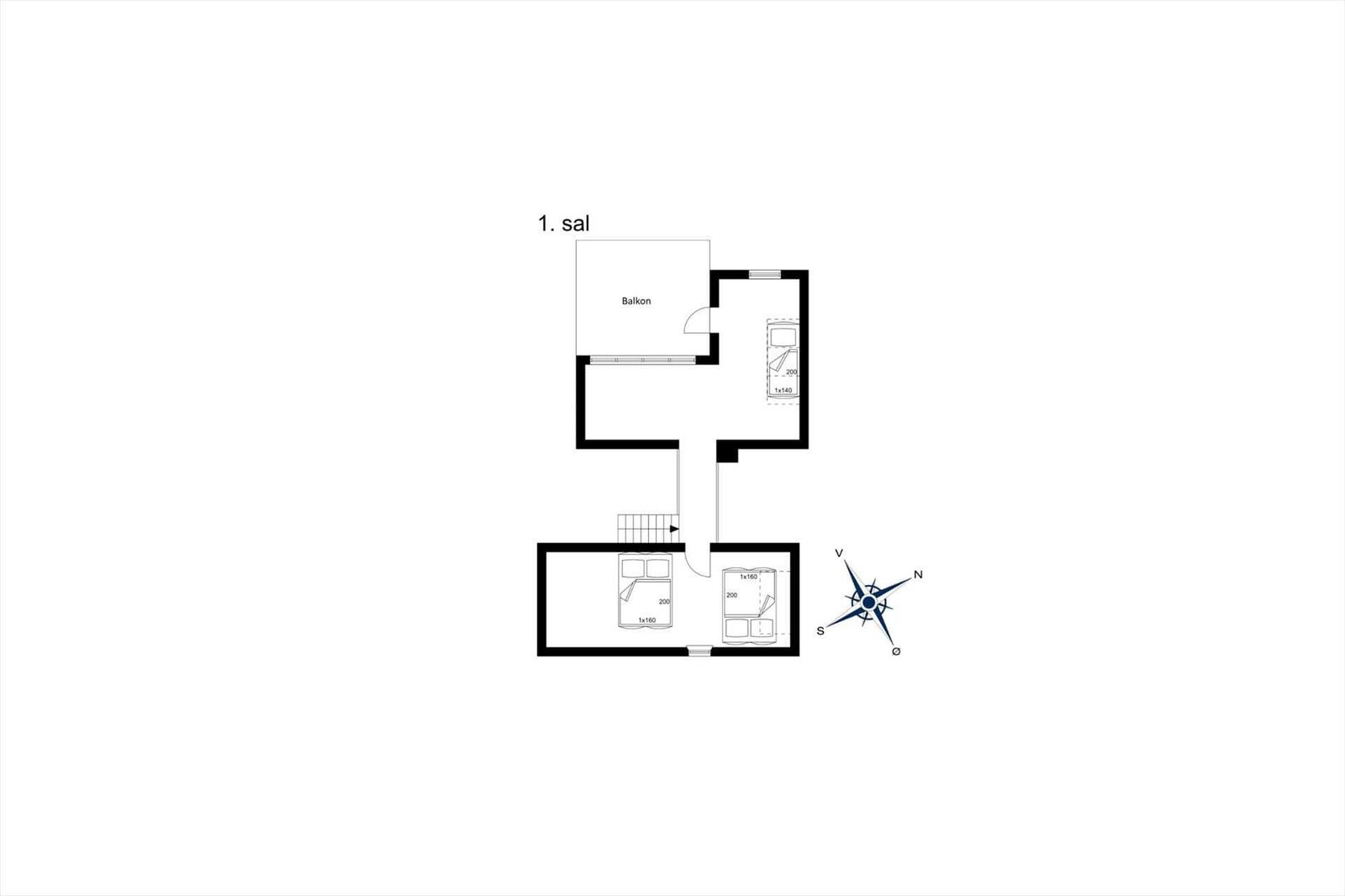 Erdgeschoss mit Schlafzimmer, Bad und Balkon. Raumangaben und Kompass eingezeichnet.