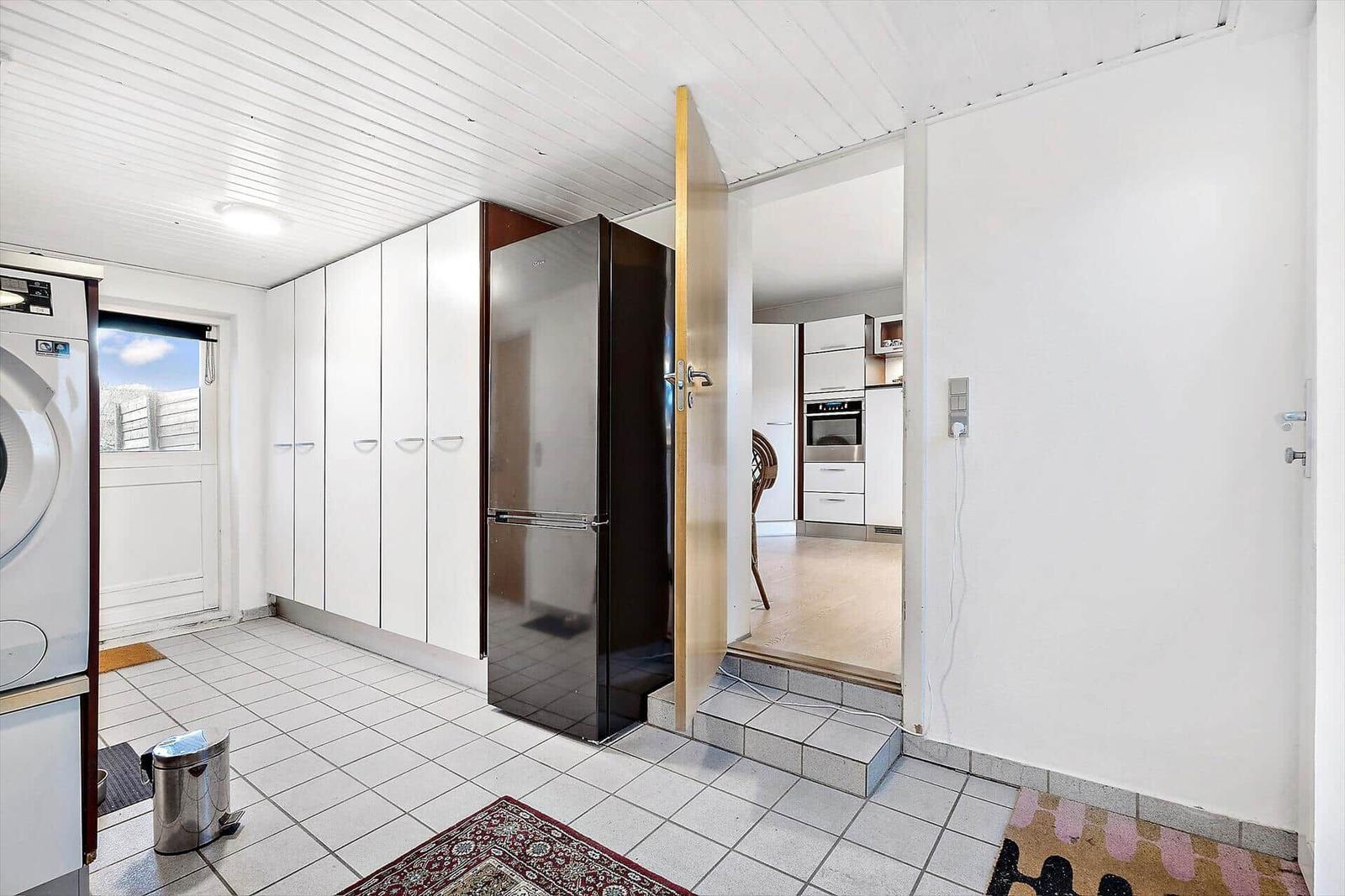 Zimmer mit zwei Matratzen, Fenster und Holzdecke.