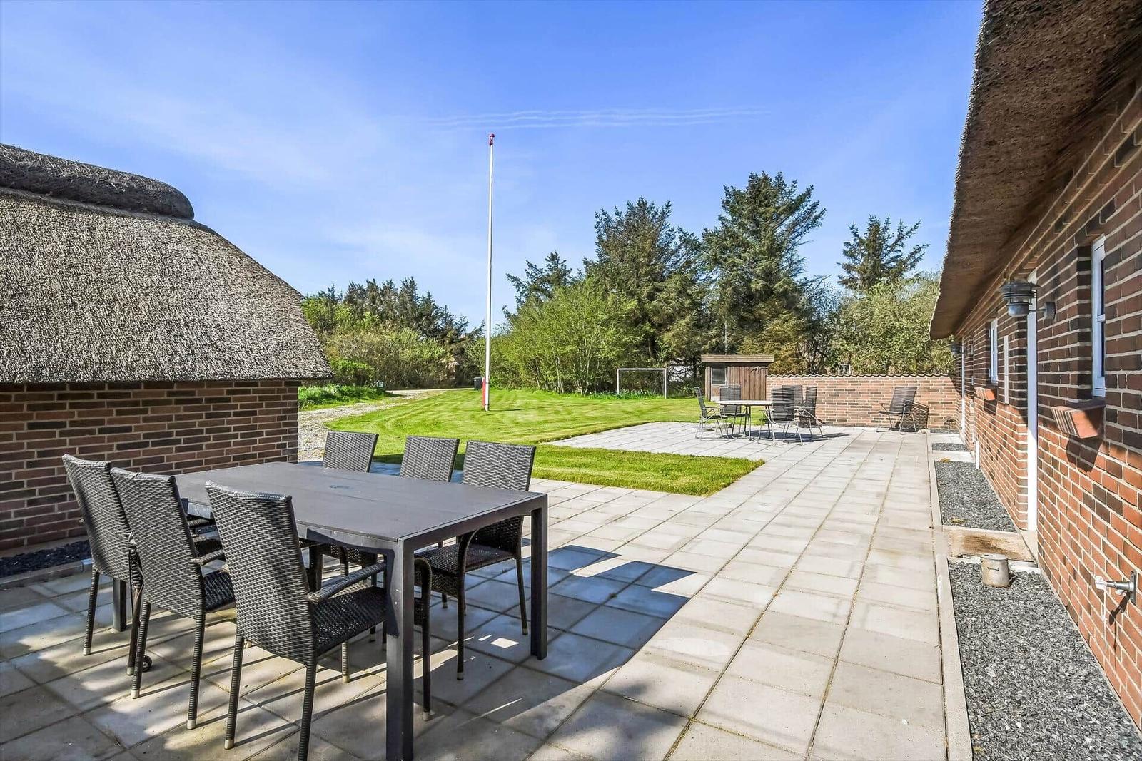 Haus mit Strohdach, Terrasse und Garten. Nebenhaus mit separater Eingangstür.