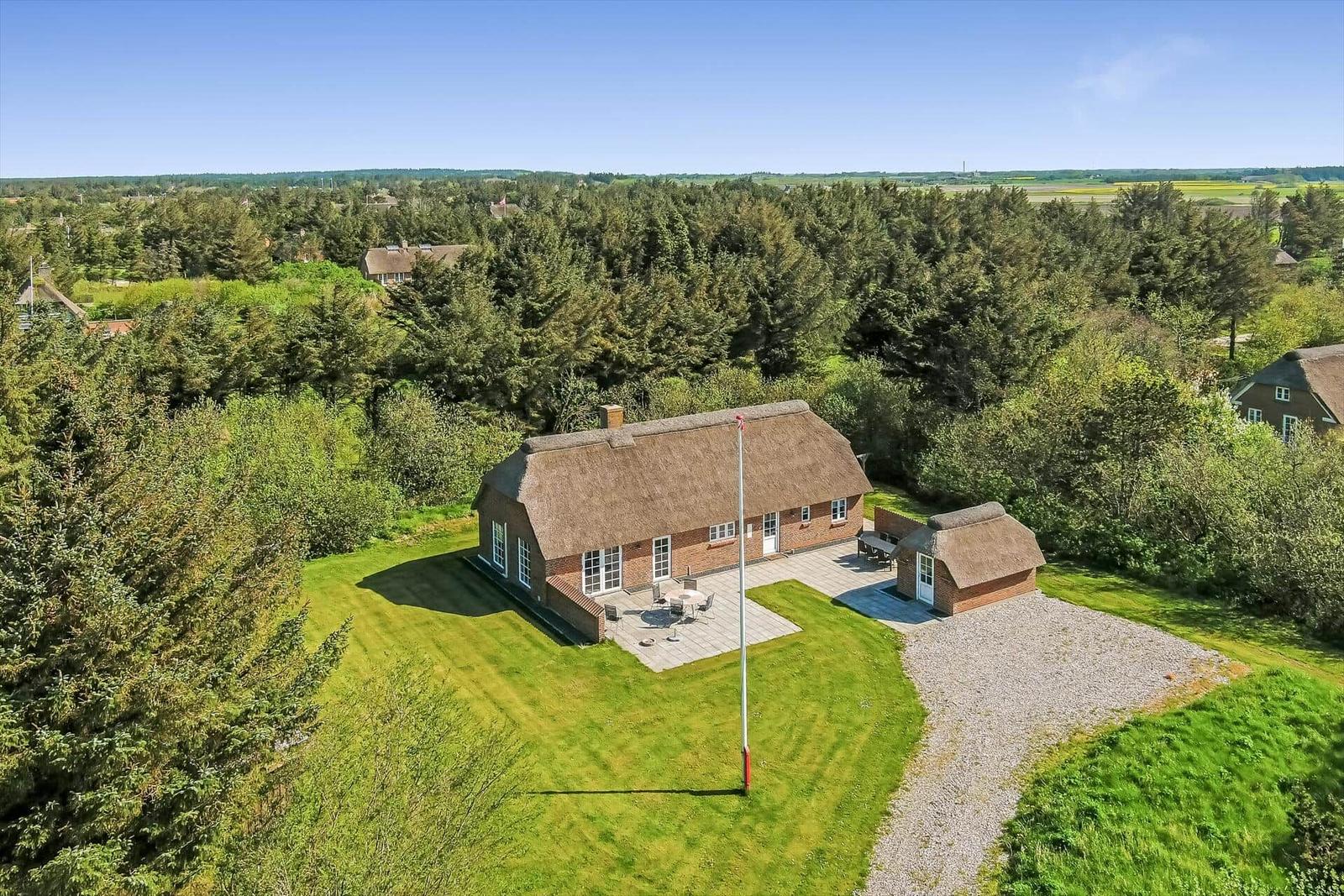 Zimmer mit zwei Betten, Fenster, Wandlampen und Teppichboden.