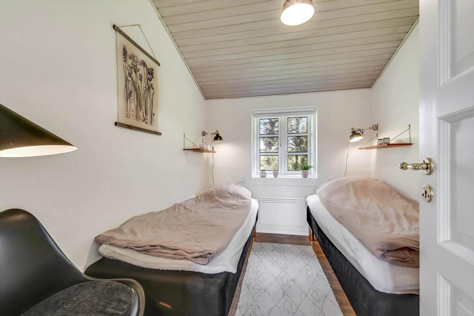 Badezimmer mit Badewanne, Toilette und Waschbecken mit Spiegel.