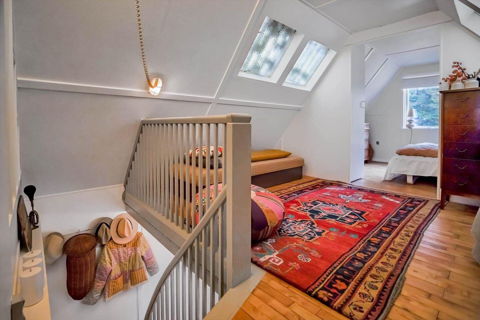 Wohnraum mit Waschmaschine, Fenster und Schrank. Orange Wandfarbe und Teppichboden.