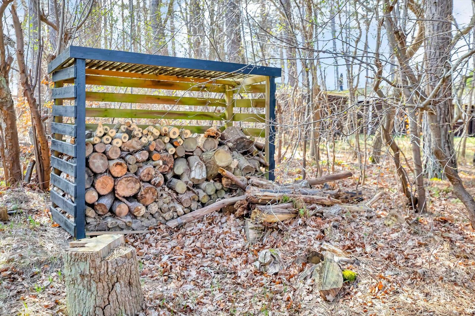 Schlafzimmer mit Dachschrägen, Fenster, Bett und Holzboden.
