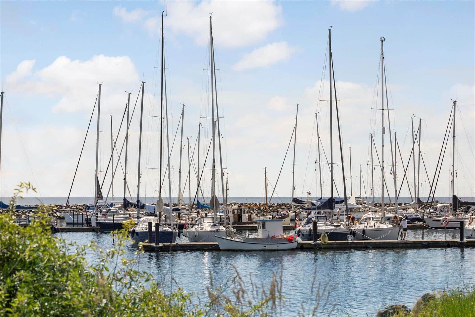 Hafen mit Booten, Strand und ländlicher Umgebung