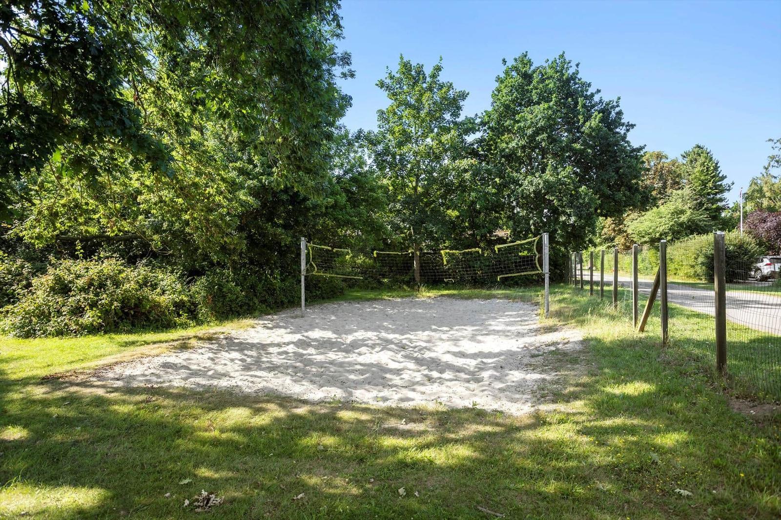 Funktionaler Grundriss mit Schlafzimmer, Küche und überdachter Terrasse.
