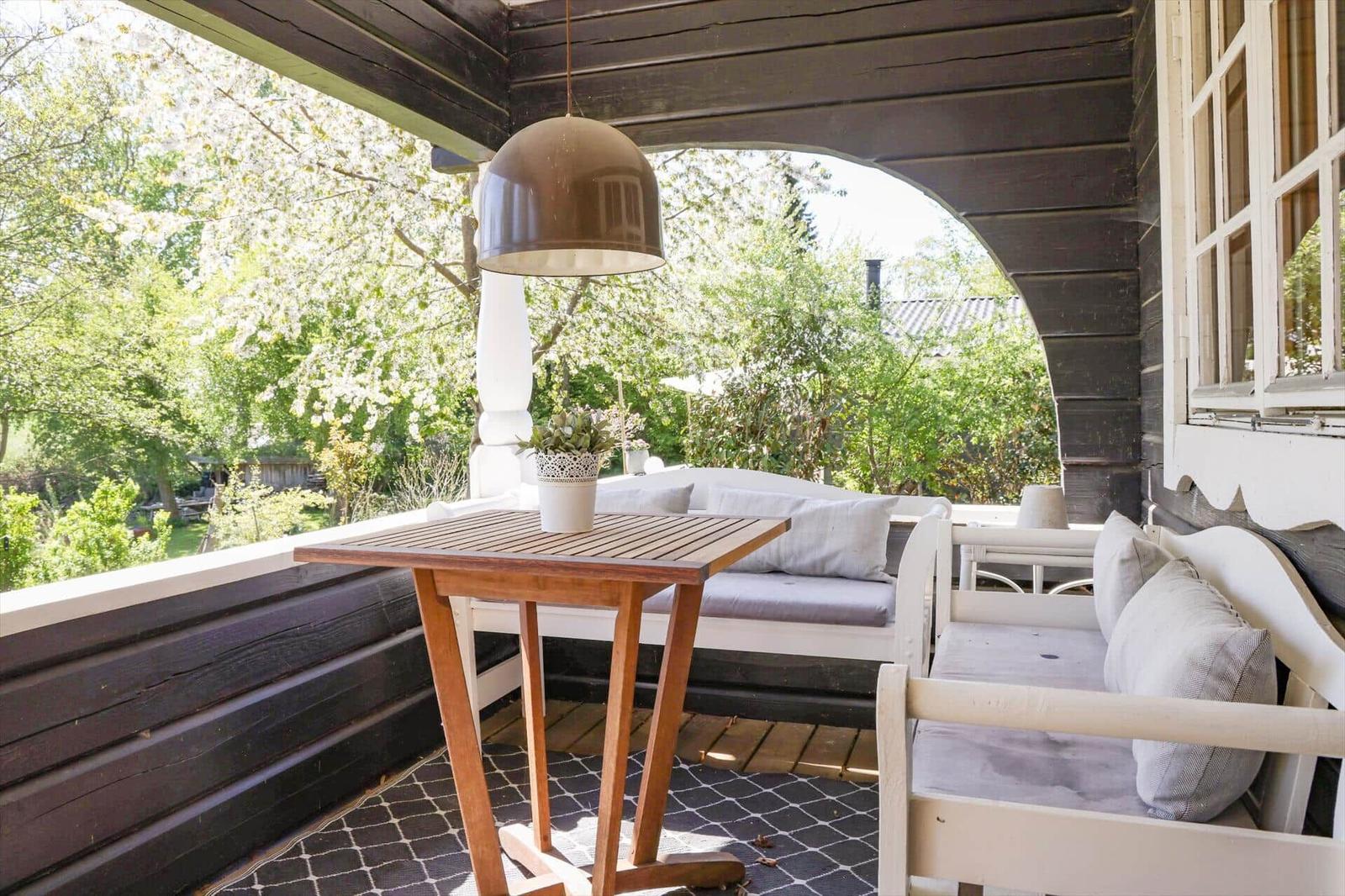 Garten mit Grill, Tisch und Stühlen am See