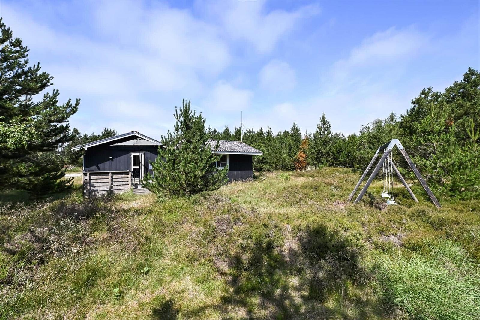 Wohnung mit drei Schlafzimmern, Küche und Sauna. Außenbereich mit Schuppen.