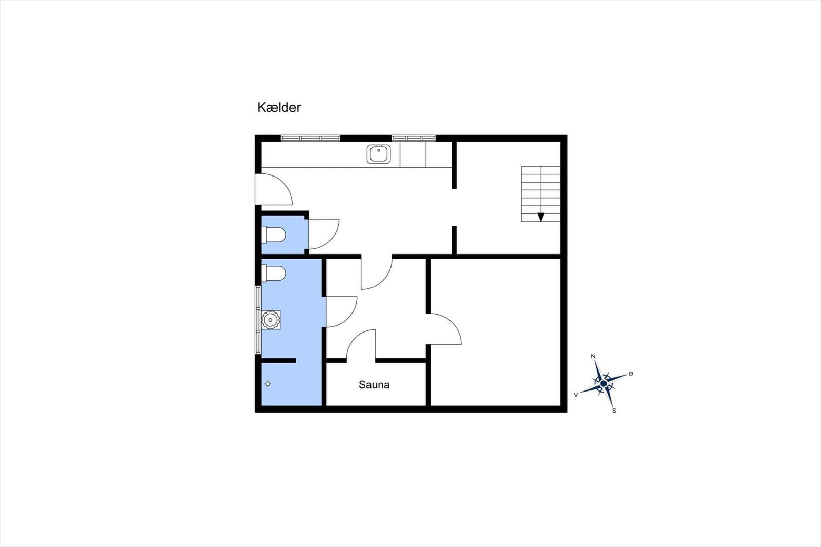 Keller mit Sauna und Bad. Treppenhaus zur nächsten Etage.