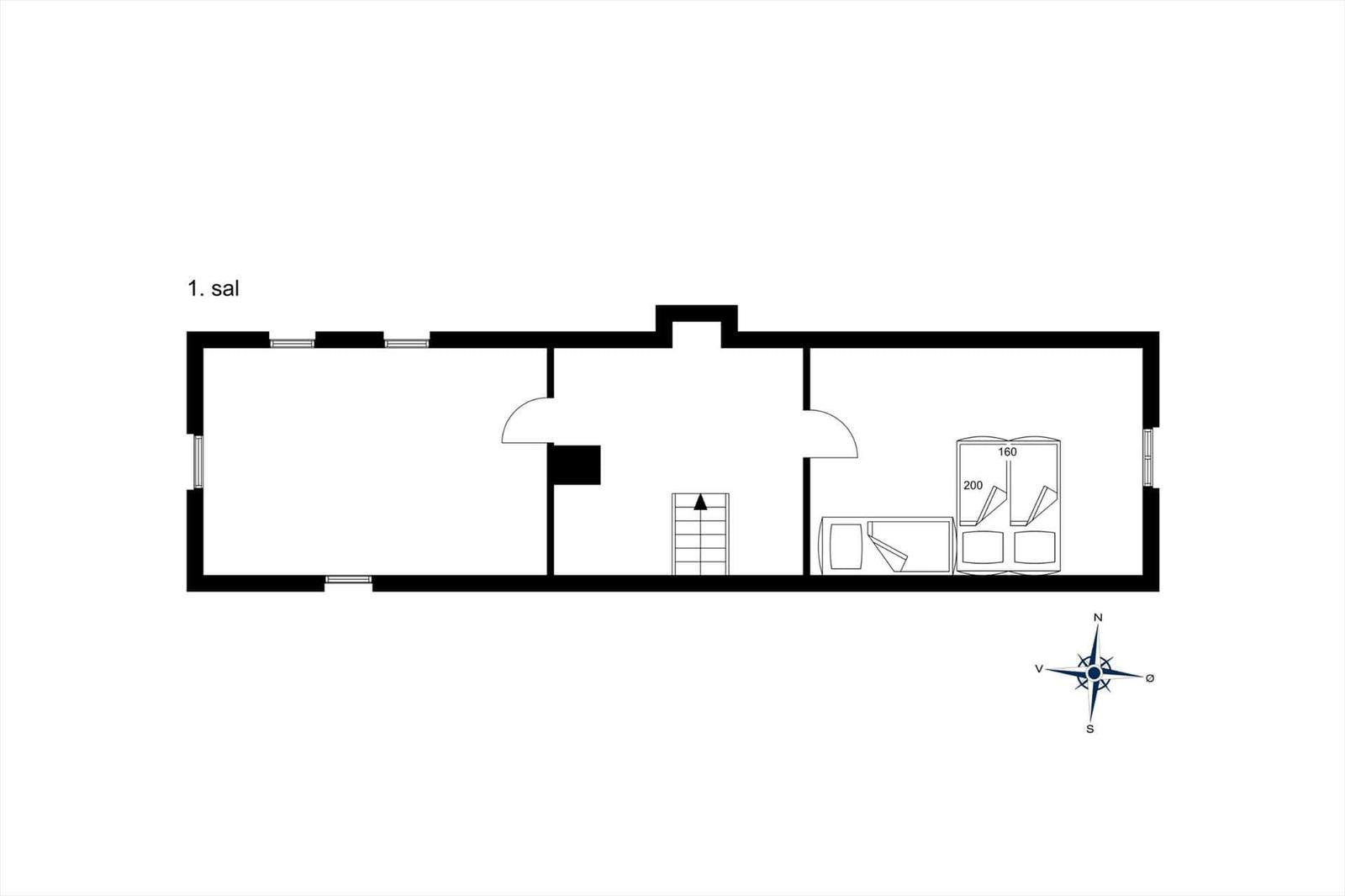 Erdgeschossplan mit Küche, Wohnbereich und Treppenhaus.