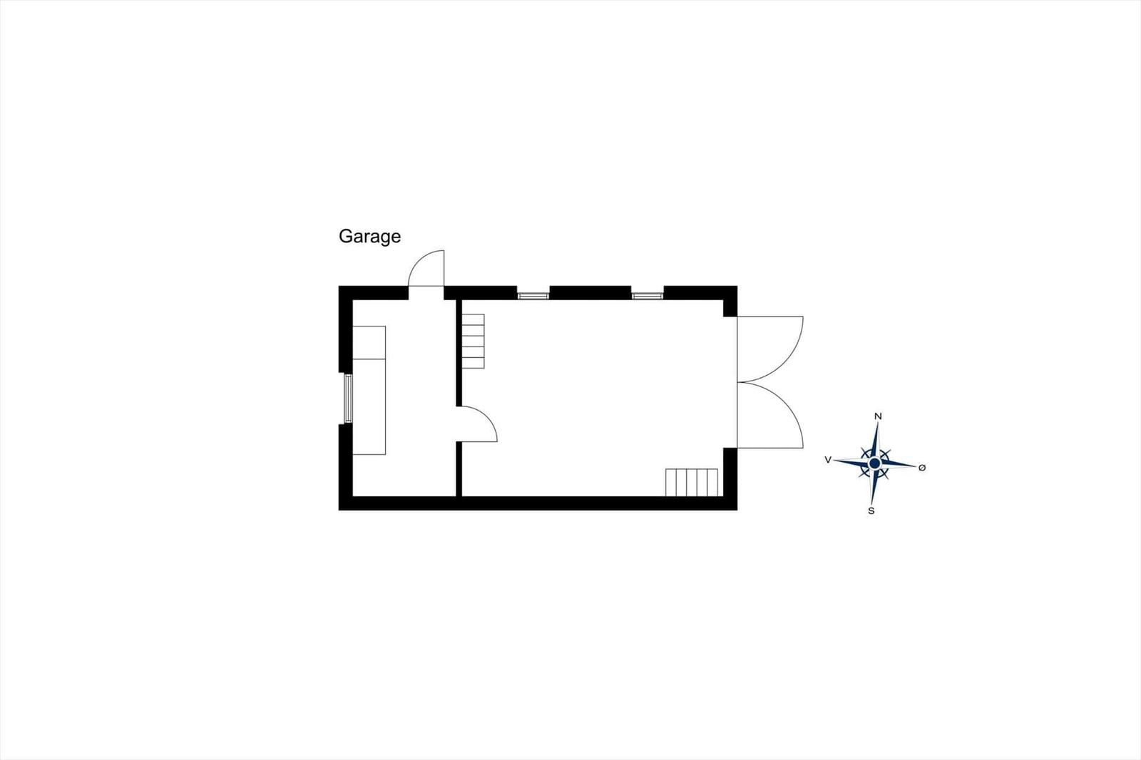 Grundriss mit Garage und Treppe zur oberen Etage.