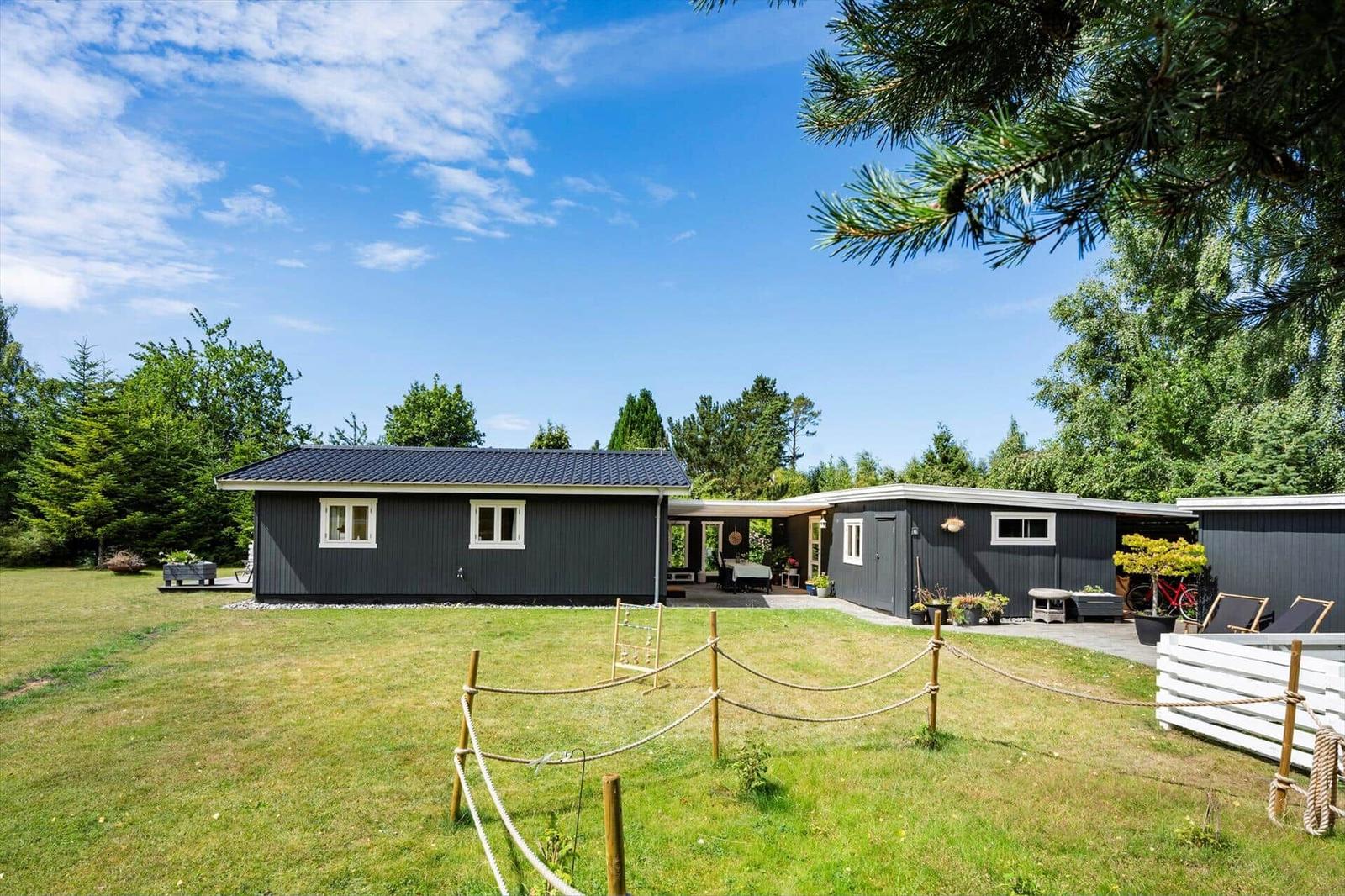 Holzspielzeug auf grünem Rasen vor Bäumen