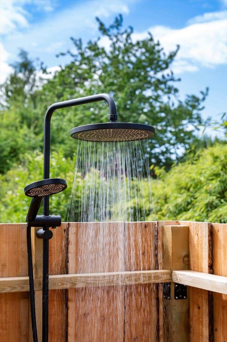 Holz-Dusche im Freien mit Duschbrause und Handbrause