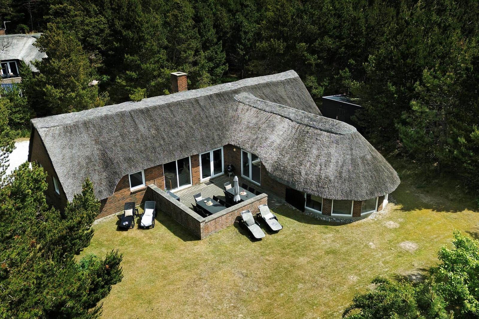 Gebäudegrundriss mit Sauna, Schlafzimmern und Küche. Nord-Süd-Ausrichtung.