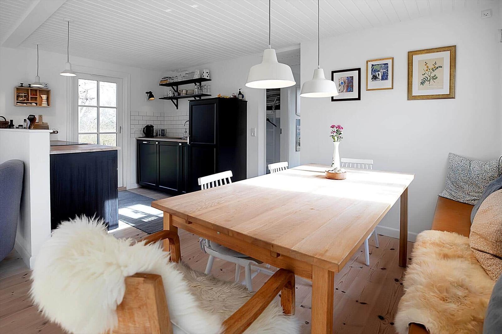 Schlafzimmer mit Bett, Stuhl, Kleiderschrank und Wandlampe.
