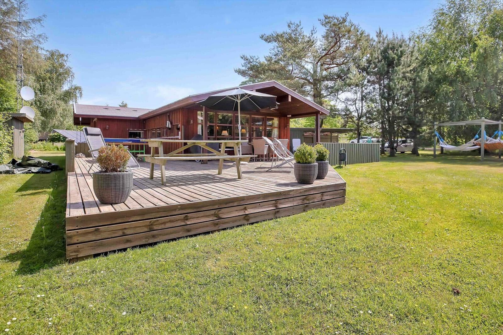 Plan zeigt Sauna, Schlafzimmer, Küche und Außenbereich.