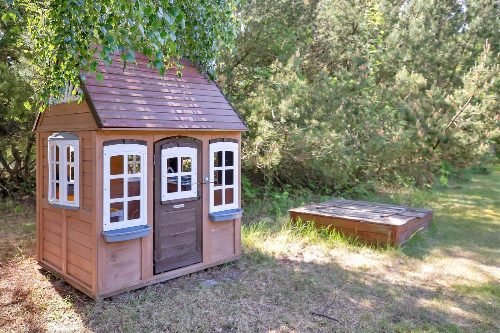 Wohnbereich mit Bar, Sitzgelegenheit und Küchenbereich im Holzhaus.