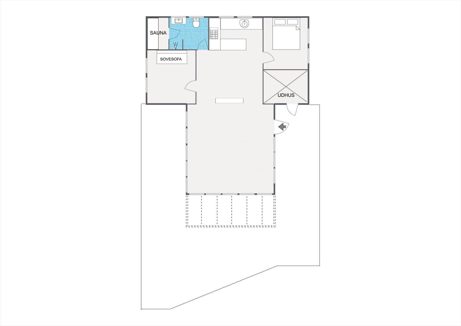 Ein Wohnraum mit Holzdecke, großem Sofa und Tischen. Durchgehende Fensterfront mit Blick auf Garten.