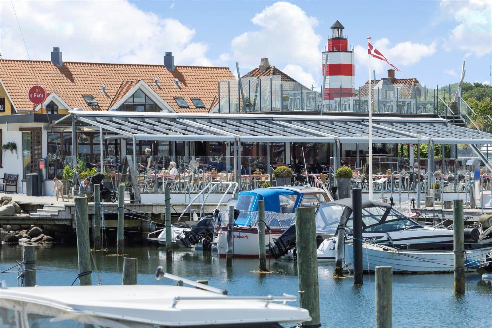 Hafen mit Booten, Strand und Campingplatz an der Küste