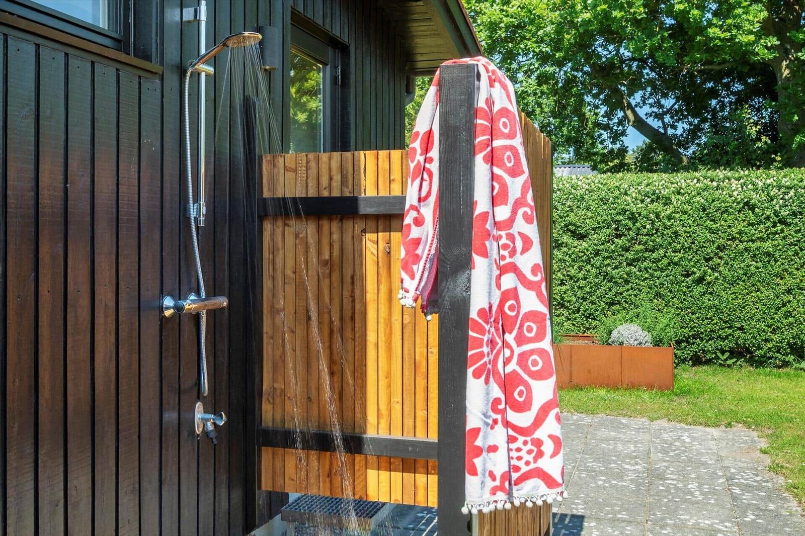 Wohnung mit drei Schlafzimmern, Küche und Bad. Orientierung mit Kompass.