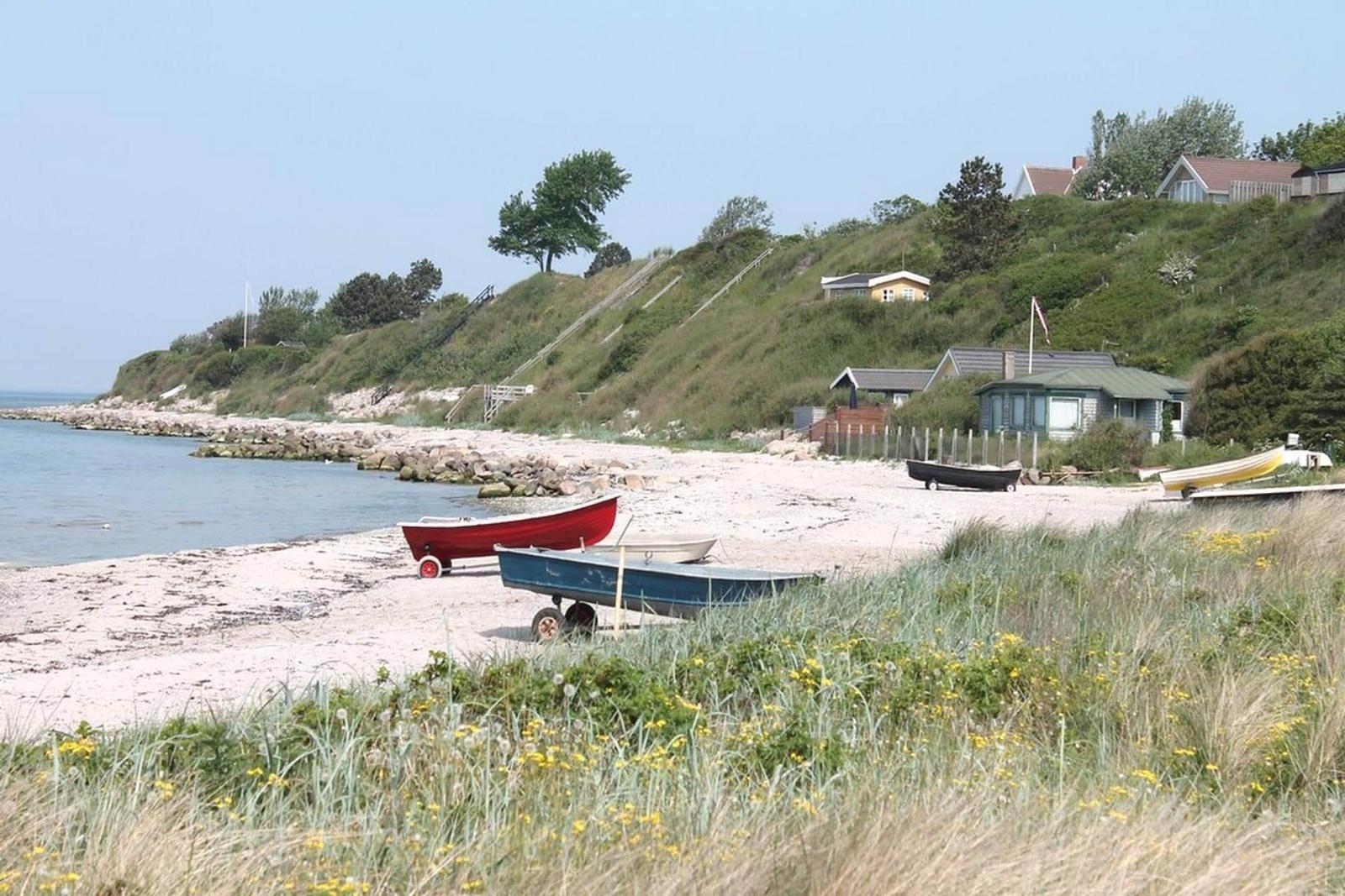 Strand mit Blick auf eine Brücke über das Wasser.
