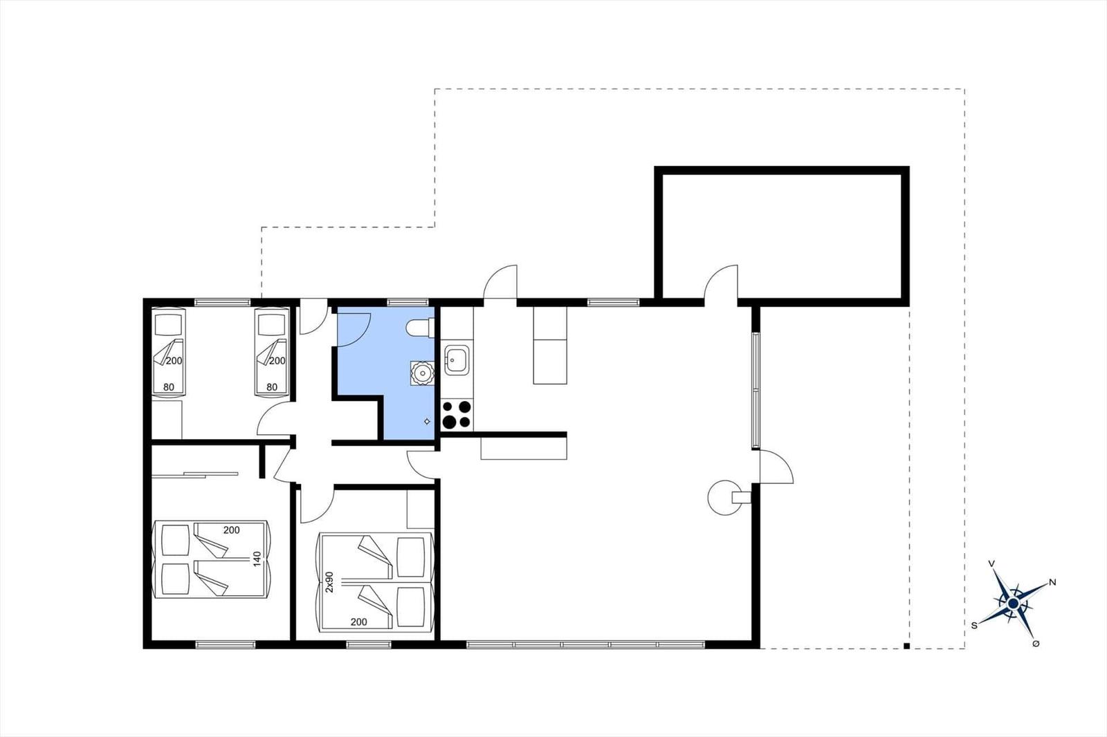 Ein Haus mit grünem Garten und Bäumen unter blauem Himmel.
