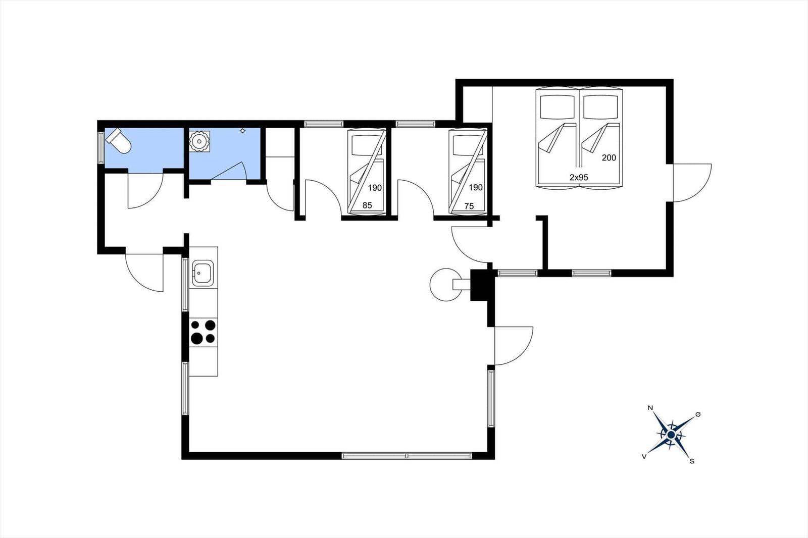 Gelbes Ferienhaus mit Terrasse, Tisch, Stühlen und grünem Sonnenschirm.