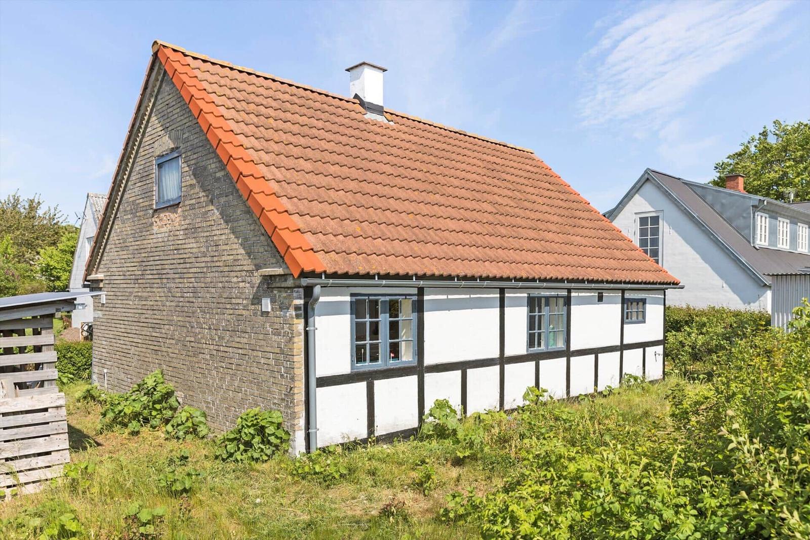 Restaurant Dokken mit Eingangsbereich, zwei Personen und Pflanzen