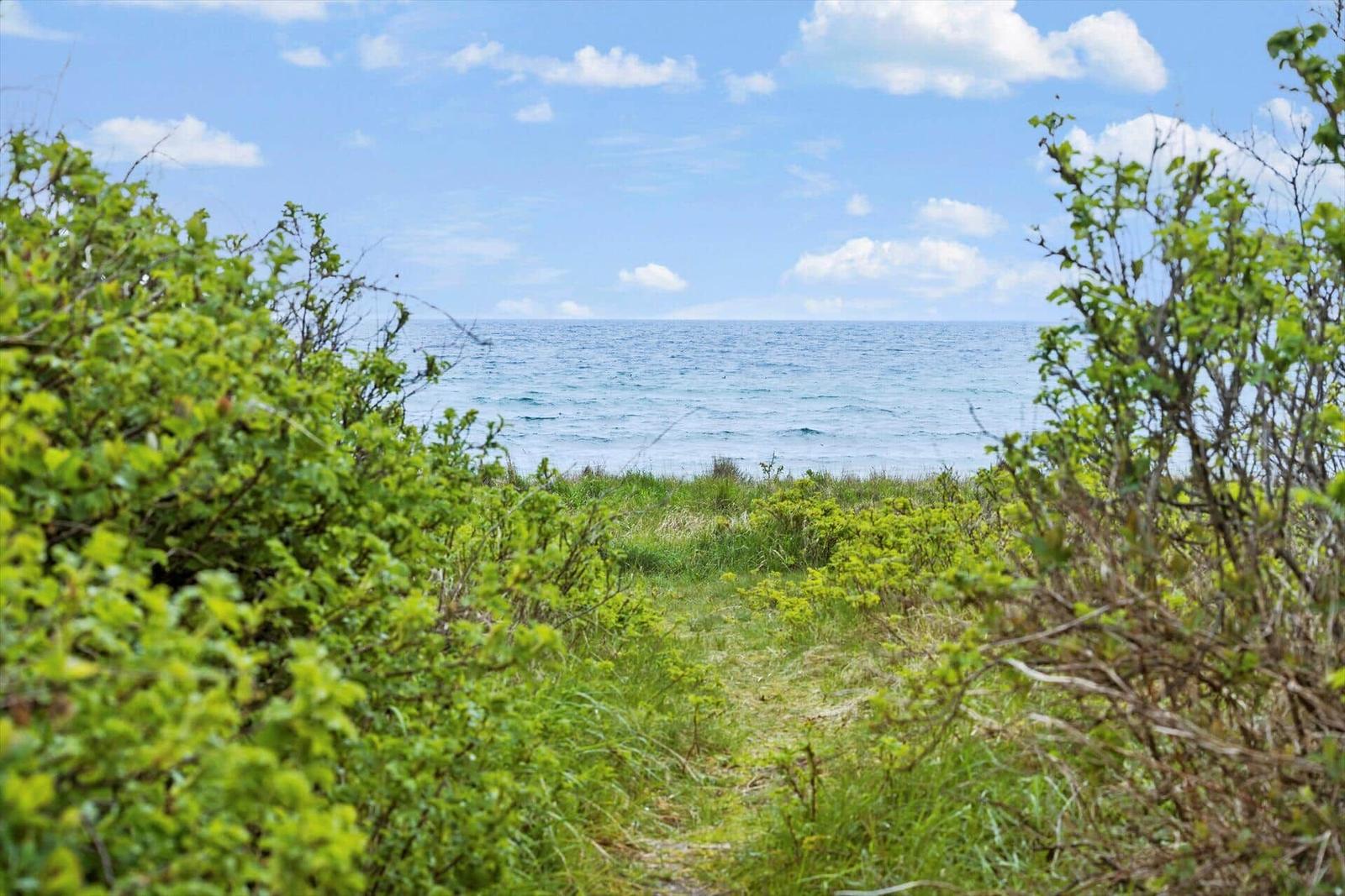 Hafen mit Booten, Strand und Felder im Hintergrund